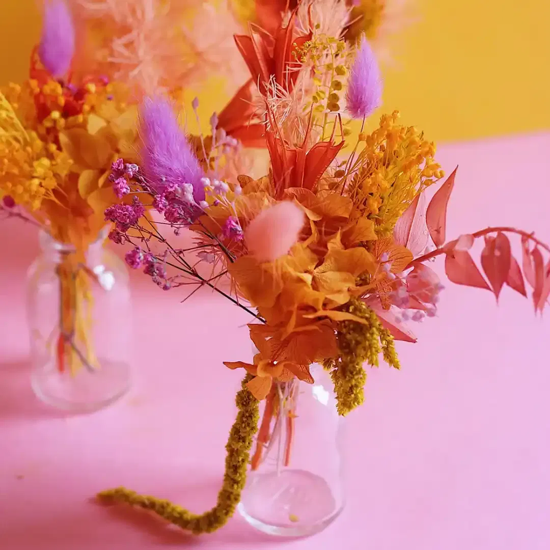 Trois petits bouquets de fleurs séchées, vendus avec leurs trois vases.
Matériaux : Fleurs séchées et stabilisées
Couleurs : Rose, violet, jaune & orange
Vase en option : Trois petits vases (identique sur la photo)