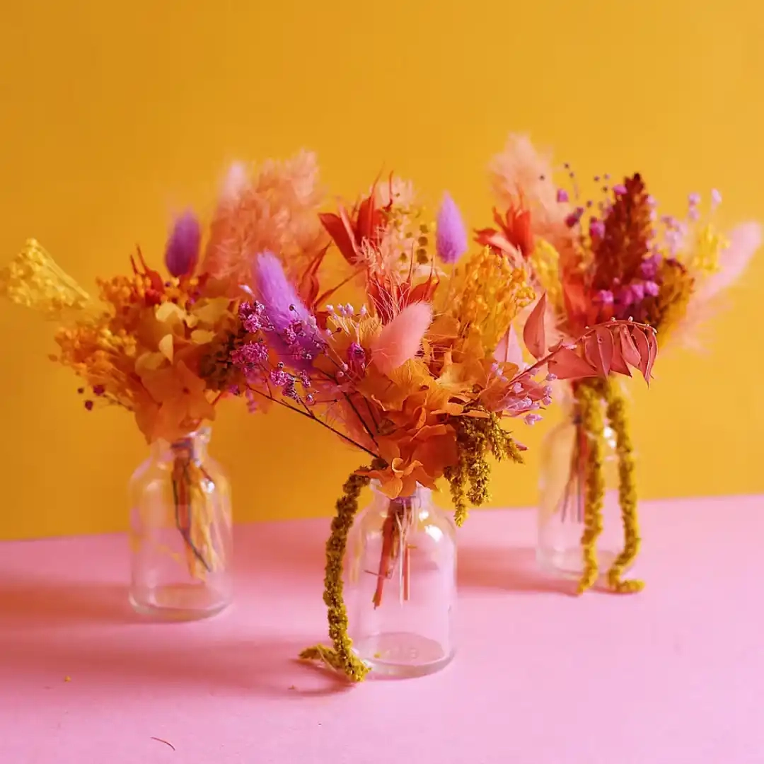 Trois petits bouquets de fleurs séchées, vendus avec leurs trois vases.
Matériaux : Fleurs séchées et stabilisées
Couleurs : Rose, violet, jaune & orange
Vase en option : Trois petits vases (identique sur la photo)
