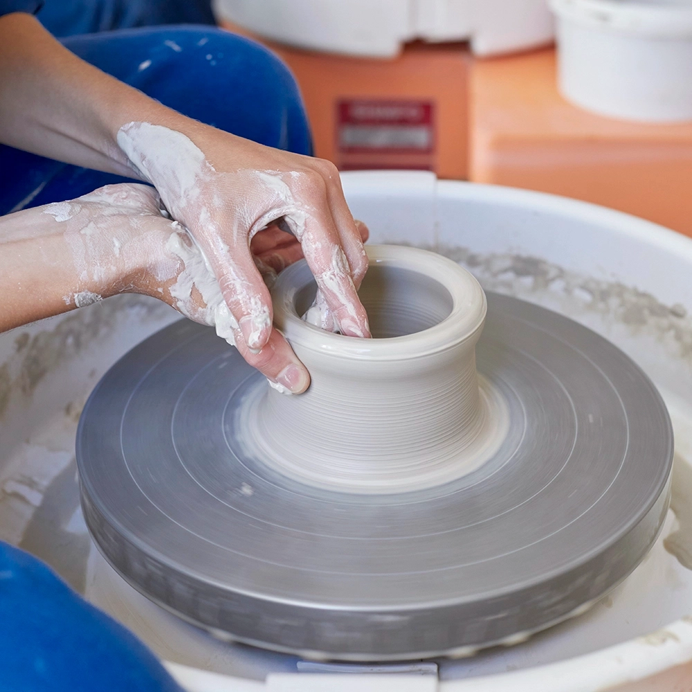 Tous niveaux
10 séances de 3h
Ce cours tous niveaux propose une formation complète et approfondie de la technique du tournage.
Notre programme vous permettra d’évoluer progressivement dans l’univers des formes et techniques pour acquérir des compétences solides. Pour aborder toutes les étapes de fabrication d’une pièce en céramique, les cours comprennent des séances de tournage, tournassage, décor et émaillage.
Tous les outils et matériaux nécessaires au travail sont fournis et compris dans le tarif.
Mardi 14h-17h
Mardi 19h-22h
Mercredi 19h-22h
Jeudi 19h-22h