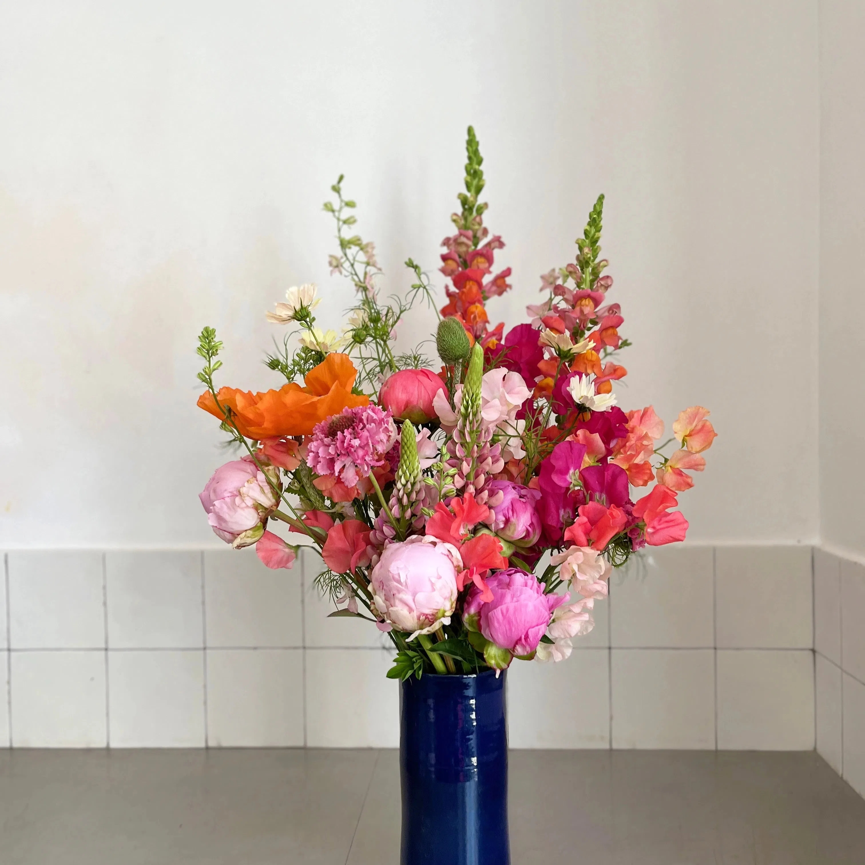 Découvrez notre sélection de vases en céramique fabriqués à la main en France et spécialement conçus pour s'adapter aux tailles des bouquets Désirée. D'OÙ VIENNENT NOS VASES? Nos vases sont tournés et émaillés à la main par une entreprise familiale en Normandie. Depuis 4 générations, cette entreprise est spécialisée dans la fabrication de poterie en grès. DIMENSIONS ET COULEURS DES VASES La collection de vases normands créée pour Désirée se compose de trois tailles : - petit : 14 cm hauteur / 7 cm largeur - moyen : 20 cm hauteur / 10 cm largeur - grand : 24,5 cm hauteur / 10,5 cm largeur Chaque taille existe en cinq couleurs : gris clair, beige rustique, bleu nuit, blanc et mocha . La quantité de nos réassorts est limitée, il est donc possible que certaines couleurs soient temporairement indisponibles ! Pièces uniques, ces vases en céramique peuvent présenter de légères variations de couleur et de taille ainsi que des petites imperfections qui attestent de leur fabrication artisanale. Matière vivante, le grès ne doit pas être mis en contact direct avec les matières sensibles à l'humidité (bois par exemple). QUELS BOUQUETS CHOISIR AVEC CES VASES? Si vous décidez d'offrir des fleurs avec ces vases, n ous vous conseillons de choisir : - pour un petit vase : un bouquet de taille " moyenne " (35€ / 40€) - pour un vase moyen : un bouquet de taille " beaucoup " (55€) - pour un grand vase : un bouquet de taille " passionnément " (85€) Pour un plus gros bouquet, choisissez plutôt un vase artisanal de notre collection fabriquée au Portugal ! LE PETIT PLUS? A chaque commande de bouquet et de vase, nous ajustons soigneusement les dimensions et la forme du bouquet afin qu'il s'adapte parfaitement au vase (sous réserve de choisir les tailles conseillées) .