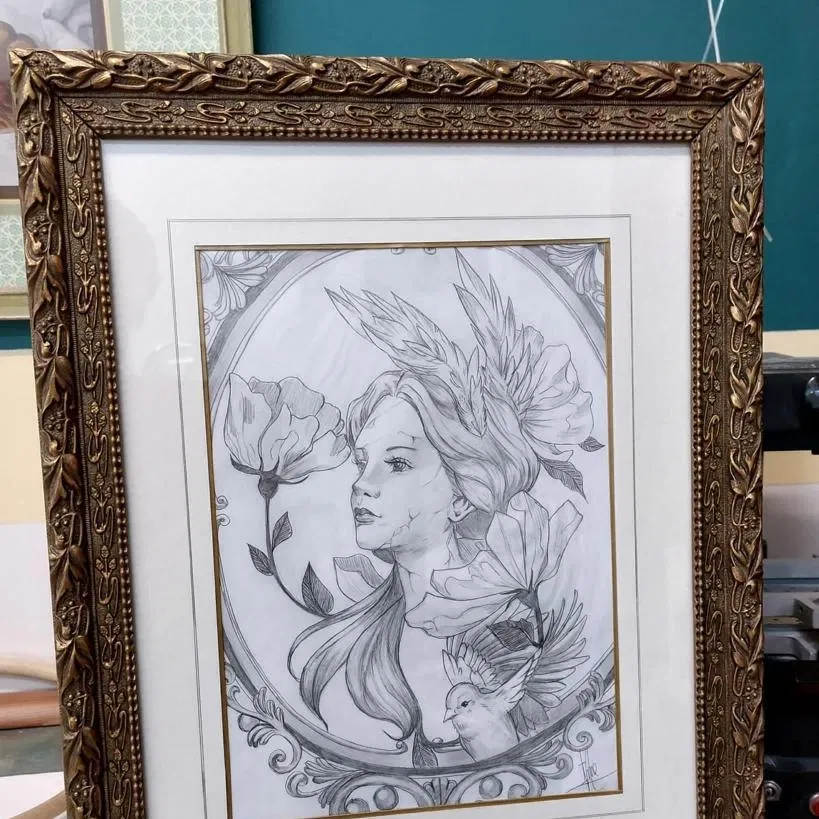 Anne propose un service d’encadrement artisanal et personnalisé. Que ce soit pour une affiche, une carte postale, une œuvre d’art ou un objet sentimental, elle vous accompagne dans le choix des papiers, des baguettes et des finitions. Chaque cadre est réalisé avec soin, parfois peint à la main, pour mettre en valeur votre pièce tout en s’harmonisant avec votre intérieur. Un service unique, chaleureux et sur mesure, au croisement de l’artisanat et de la création.