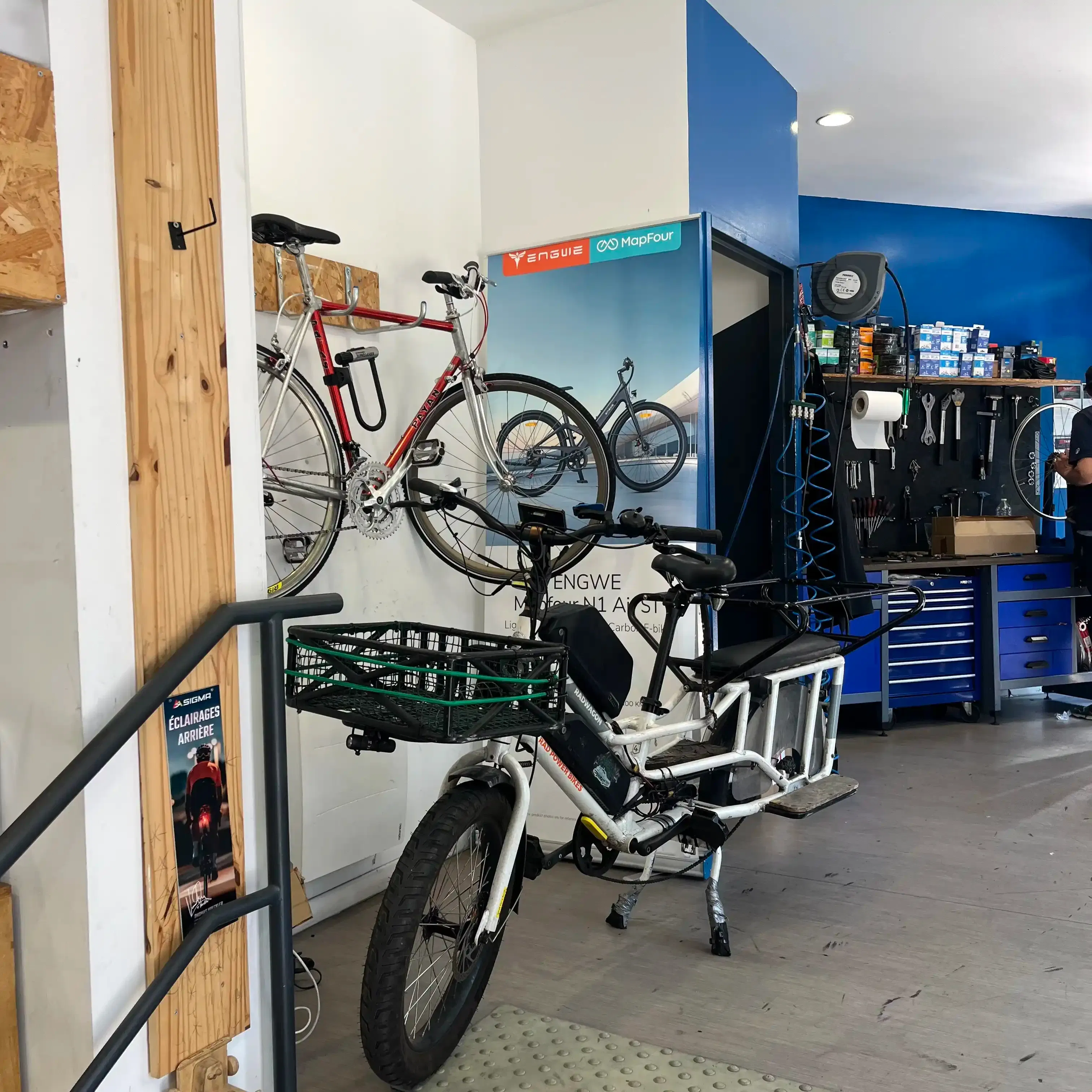 Nous entretenons les moteurs de VAE disponibles sur le marché grâce aux outillages indispensables à leur maintenance et diagnostic.
Nous conseillons d’effectuer une vérification annuelle du système électrique de votre VAE afin de vous assurer de son bon fonctionnement et accroître sa longévité.
Nous proposons également la mises à jour logiciel des VAE à motorisation Bosch.
Entretien et réparation Veligo, Cow-boy et Van Moof, motorisation Bosch et Shimano