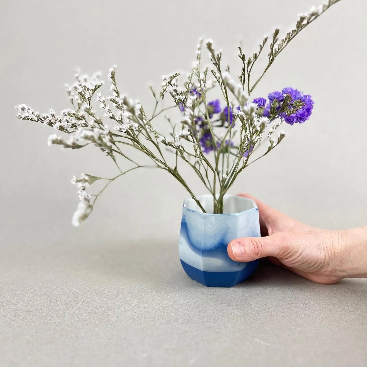 Porcelaine teintée dans la masse, couleur Point du jour Pièces à colorations variables. 9 x 9 x 8 cm. Ino, protectrice des marins et des naufragés, déesse des mers calmes. Une idée apaisante qu'il est rassurant d'avoir chez soi. Ce cache-pot aux allures de petit tonneau semble pouvoir résister aux tempêtes, et hébergera certainement nos plantes préférées, celles qu'on emmènera en toutes circonstances. Les pièces sont obtenues par coulage, une à une, à la main. Le précipité de couleur rend chaque pièce unique.