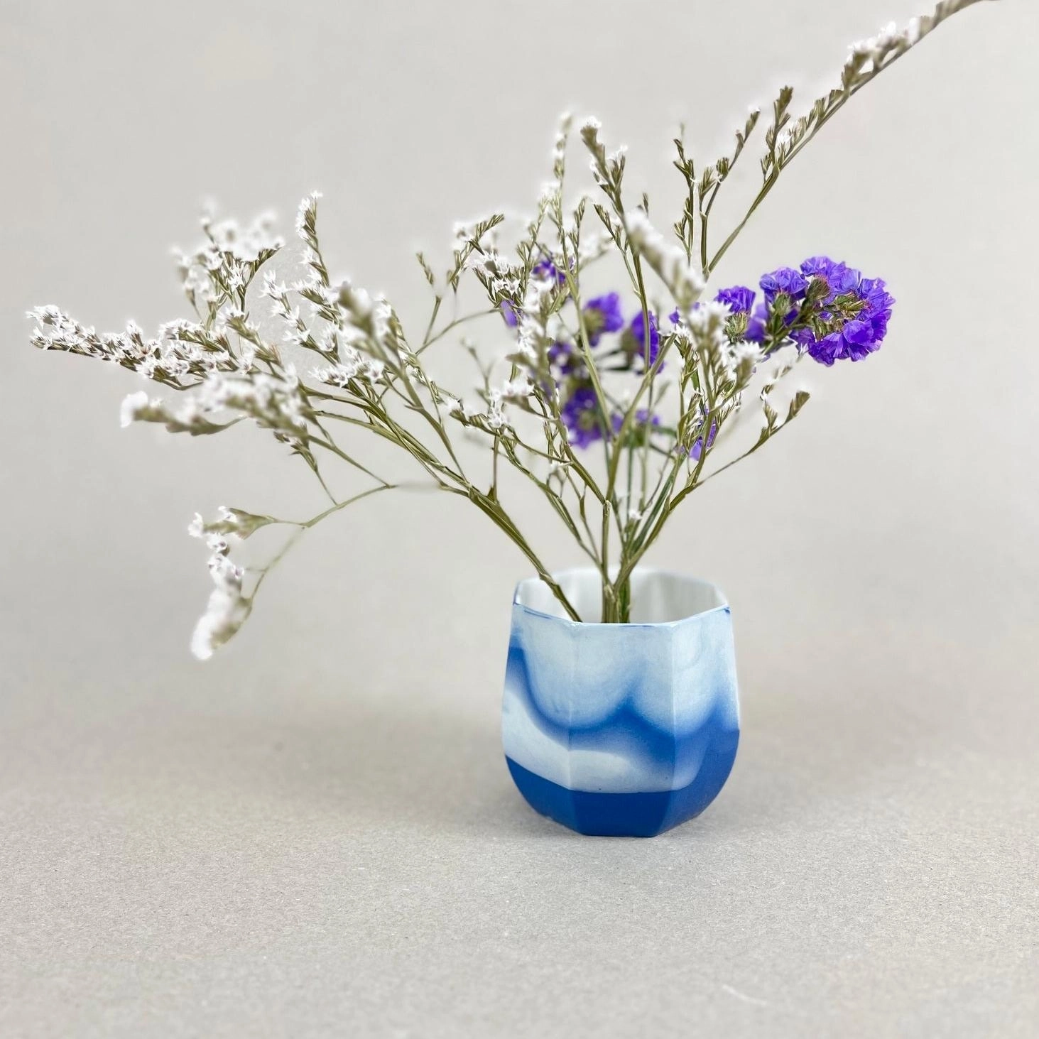 Porcelaine teintée dans la masse, couleur Point du jour Pièces à colorations variables. 9 x 9 x 8 cm. Ino, protectrice des marins et des naufragés, déesse des mers calmes. Une idée apaisante qu'il est rassurant d'avoir chez soi. Ce cache-pot aux allures de petit tonneau semble pouvoir résister aux tempêtes, et hébergera certainement nos plantes préférées, celles qu'on emmènera en toutes circonstances. Les pièces sont obtenues par coulage, une à une, à la main. Le précipité de couleur rend chaque pièce unique.