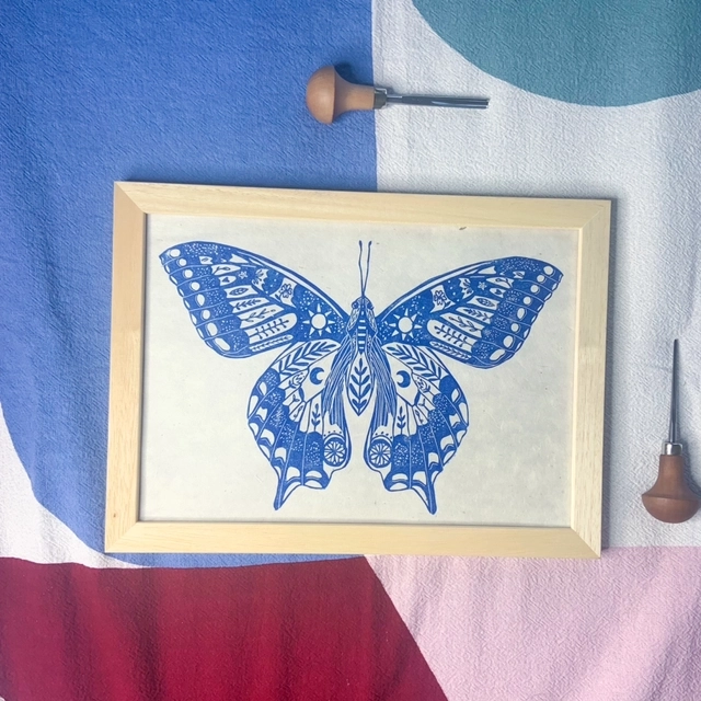 Linogravure "Machaon fleuri" inspirée de ma passion pour les insectes et pour les fleurs.
Il est le gardien des jours et des nuits .
-Format A4
-Numérotée sur 50 (plusieurs coloris)
-Papier texturé Lokta 58gr/m2 fabriqué à la main au Népal
-Impression avec une encre Ă base dâhuile Ă©mulsionnĂ©e Ă lâeau
-SignĂ©e manuellement et numĂ©rotĂ©e sur lâavant
-Titrée et datée au dos
-Chaque estampe est unique, il peut y avoir des variations avec la photo : cela fait la beauté de cette technique.
--
Le cadre n'est pas fourni
