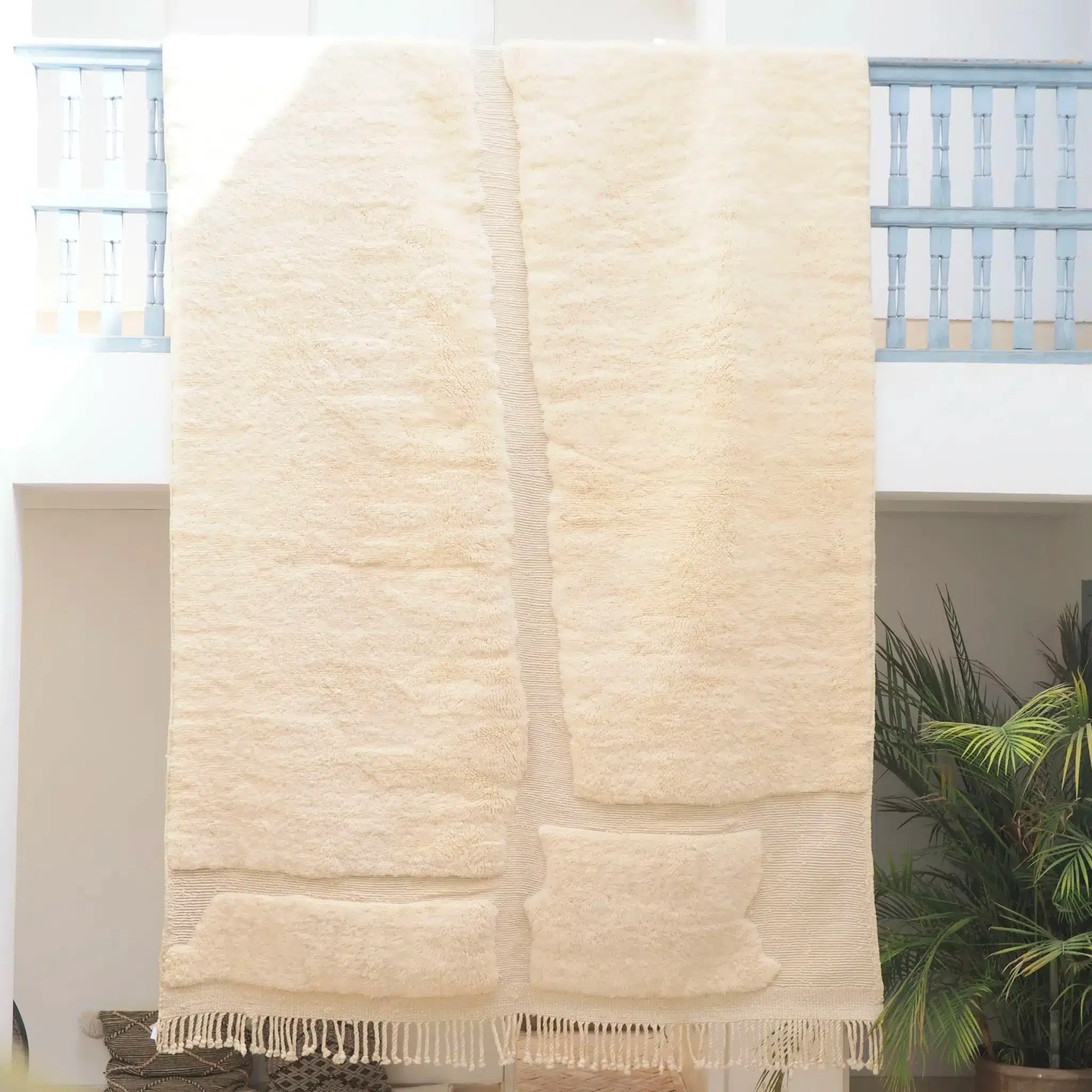 Grand tapis Berbère Marocain Mrirt 100% pure laine vierge d’agneau, blanc cassé lumineux et reflets moirés. Motifs graphiques en relief, création exclusive pour Les Possibles…
Tissé à la main dans le Moyen Atlas, ce M’rirt est tissé à partir de la plus belle laine d’agneau du Maroc. C’est une laine d’excellente qualité, dense et soyeuse. Les tapis sont très épais grâce à leurs doubles nœuds.
Votre tapis vous offrira une épaisseur et un moelleux sans pareils, qui vous accompagnera de nombreuses années. C’est une véritable merveille qui apportera caractère et chaleur à votre intérieur. Il trouvera sa place aussi bien dans votre chambre que votre salon ou salle à manger.
C’est un tapis entièrement réalisé à la main et d’une qualité exceptionnelle, c’est une pièce unique et luxueuse
Dimensions: Il mesure 310 x 210 cm environ