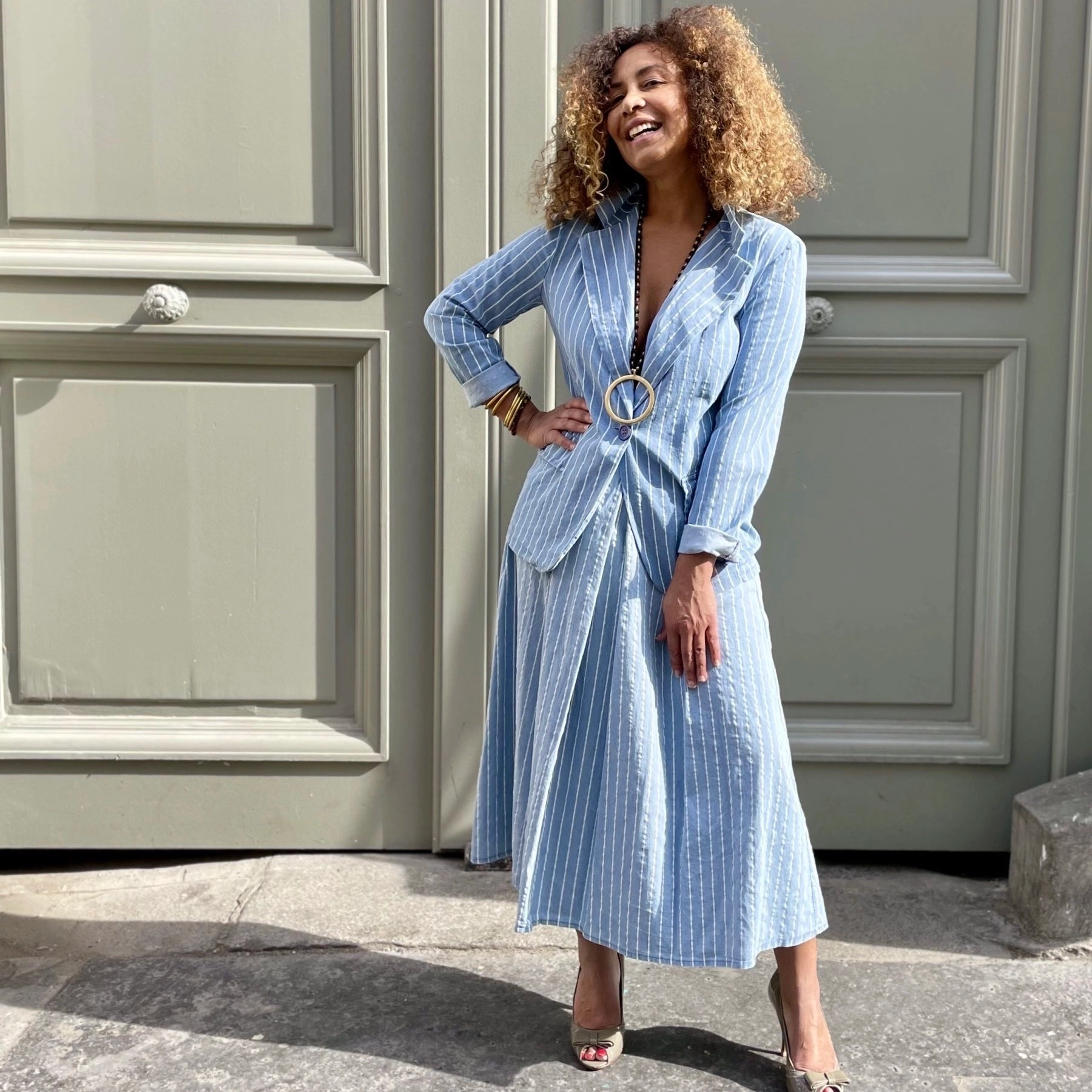 Veste de tailleur chambray à rayures. Peut se porter avec un pantalon blanc, un jean ou la jupe élastiquée Johanna Paris, avec une nuance de bleu , légèrement plus claire, en vente sur le site.