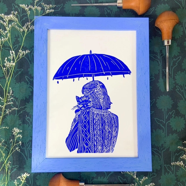 Une linogravure originale d’une jeune femme avec un chat dans les bras. elle porte un joli pull en laine torsadée.
Comme il pleut, les deux ami.e.s se font un câlin sous un parapluie.
-Format A5
-Numérotée sur 50
-Papier extraweiss sans acide 170 gr/m2
-Impression avec une encre à l'huile en bleu outremer
-Signée et numérotée manuellement sur l’avant
-Titrée et datée au dos
-Chaque estampe est unique, il peut y avoir des variations avec la photo : cela fait la beauté de la linogravure.
--
Le cadre n'est pas fourni