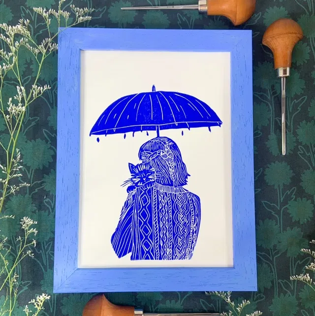 Une linogravure originale dâune jeune femme avec un chat dans les bras. elle porte un joli pull en laine torsadĂ©e.
Comme il pleut, les deux ami.e.s se font un cĂąlin sous un parapluie.
-Format A5
-Numérotée sur 50
-Papier extraweiss sans acide 170 gr/m2
-Impression avec une encre Ă l'huile en bleu outremer
-SignĂ©e et numĂ©rotĂ©e manuellement sur lâavant
-Titrée et datée au dos
-Chaque estampe est unique, il peut y avoir des variations avec la photo : cela fait la beauté de la linogravure.
--
Le cadre n'est pas fourni