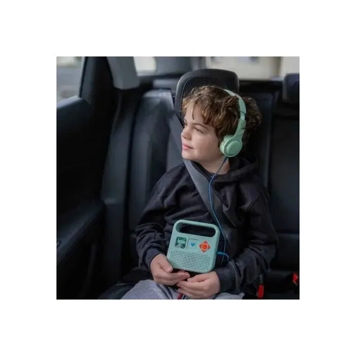 Découvrez MERLIN, l'enceinte de Bayard Jeunesse et de Radio France, conçue pour vos enfants !
Elle donne accès à une sélection de plus de 1000 titres regroupant les meilleurs contenus audio de Bayard Jeunesse, Milan Jeunesse et Radio France.
Offrant une grande diversité (histoires, musiques, documentaires...) cette sélection propose également aux petits de retrouver leurs héros préférés (Petit Ours Brun, Anatole...) !
Petite, légère, solide, présentant une prise casque et 10h d’autonomie, cette enceinte, fabriquée en France, est conçue pour être emportée partout !
Le + pour les abonnés aux magazines Mes Premières Belles Histoires, Belles Histoires, Mes Premiers J’aime Lire, J’aime Lire : il est possible de télécharger l’audio du mois et d’écouter leurs histoires grâce à l’enceinte Merlin.