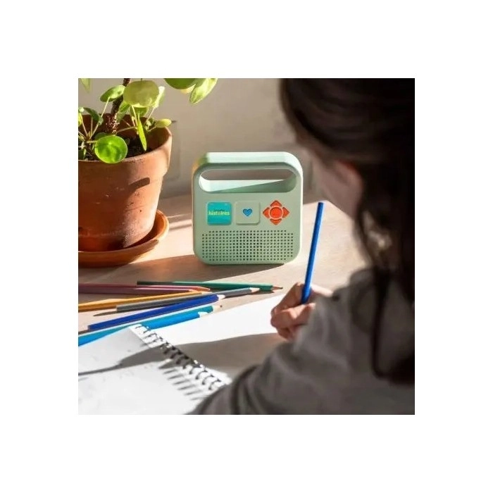 Découvrez MERLIN, l'enceinte de Bayard Jeunesse et de Radio France, conçue pour vos enfants !
Elle donne accès à une sélection de plus de 1000 titres regroupant les meilleurs contenus audio de Bayard Jeunesse, Milan Jeunesse et Radio France.
Offrant une grande diversité (histoires, musiques, documentaires...) cette sélection propose également aux petits de retrouver leurs héros préférés (Petit Ours Brun, Anatole...) !
Petite, légère, solide, présentant une prise casque et 10h d’autonomie, cette enceinte, fabriquée en France, est conçue pour être emportée partout !
Le + pour les abonnés aux magazines Mes Premières Belles Histoires, Belles Histoires, Mes Premiers J’aime Lire, J’aime Lire : il est possible de télécharger l’audio du mois et d’écouter leurs histoires grâce à l’enceinte Merlin.