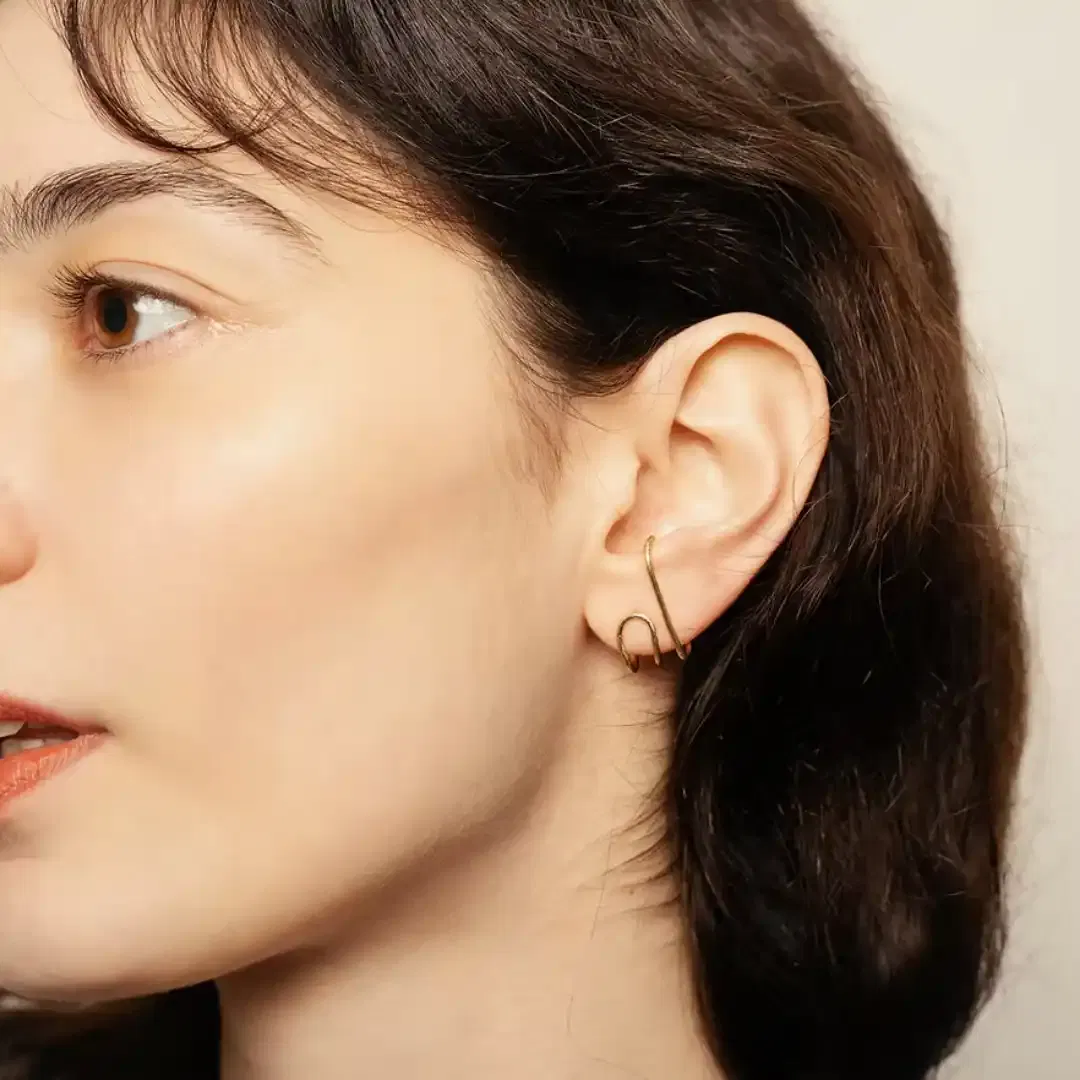 Les puces ONDA sont deux boucles d'oreilles asymétriques qui rappellent les formes onduleuses des vagues. Un côté simple vient simplement cercler le lobe et un côté double vient en plus s'accrocher à l'intérieur de l'oreille, pour un effet earcuff.
Comme chaque lobe est différent, n'hésitez pas à légèrement replier le crochet côté earcuff pour qu'il épouse la forme de votre oreille.
Les bijoux Atelier Nicol sont entièrement fabriqués en laiton (sans nickel, non allergène), puis recouverts d'un bain d'or. Le placage trois microns permet à chaque pièce de pouvoir vous accompagner au quotidien et de durer dans le temps. Les bijoux plaqué argent sont, quant à eux, recouvert d'un bain d'argent de dix microns.