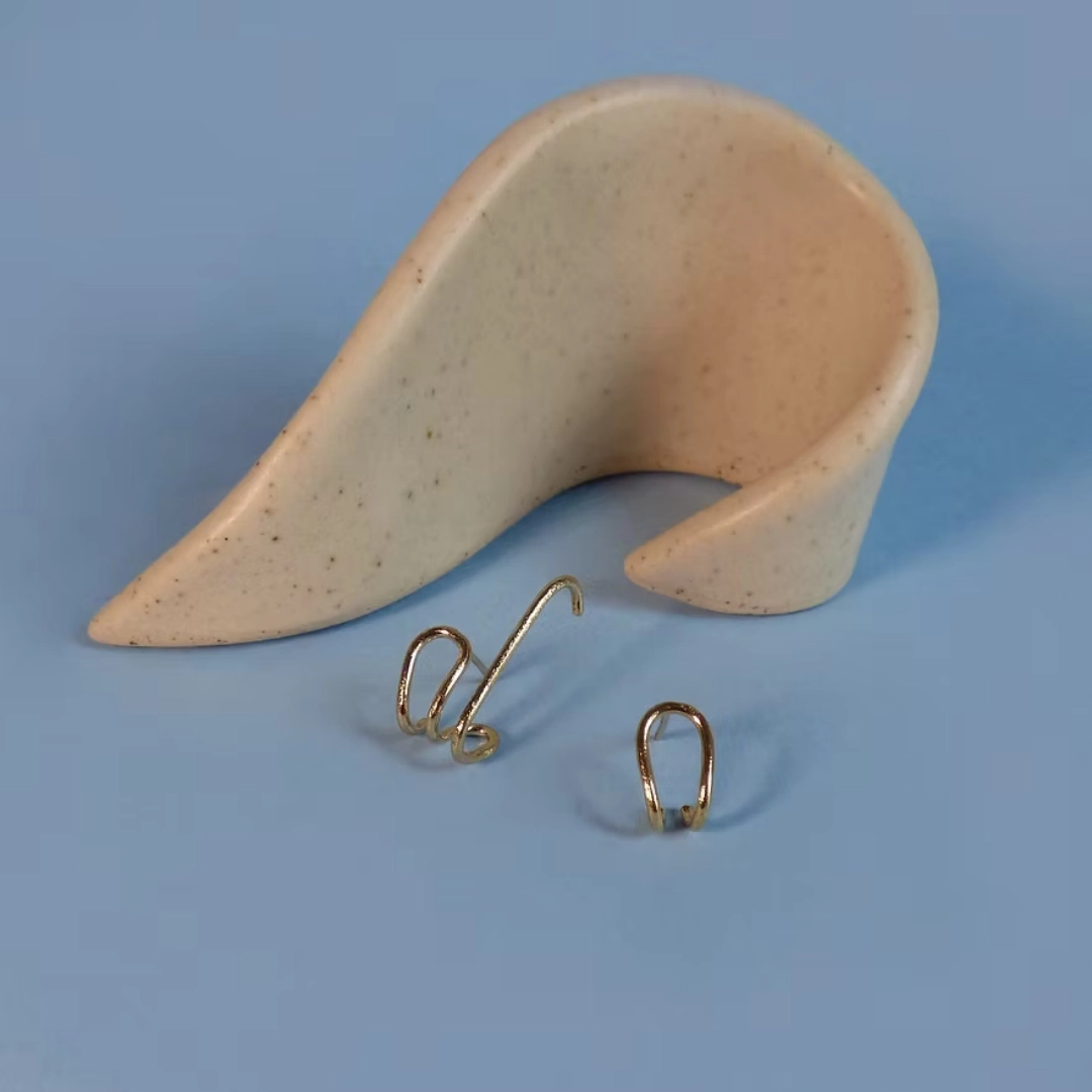 Les puces ONDA sont deux boucles d'oreilles asymétriques qui rappellent les formes onduleuses des vagues. Un côté simple vient simplement cercler le lobe et un côté double vient en plus s'accrocher à l'intérieur de l'oreille, pour un effet earcuff.
Comme chaque lobe est différent, n'hésitez pas à légèrement replier le crochet côté earcuff pour qu'il épouse la forme de votre oreille.
Les bijoux Atelier Nicol sont entièrement fabriqués en laiton (sans nickel, non allergène), puis recouverts d'un bain d'or. Le placage trois microns permet à chaque pièce de pouvoir vous accompagner au quotidien et de durer dans le temps. Les bijoux plaqué argent sont, quant à eux, recouvert d'un bain d'argent de dix microns.