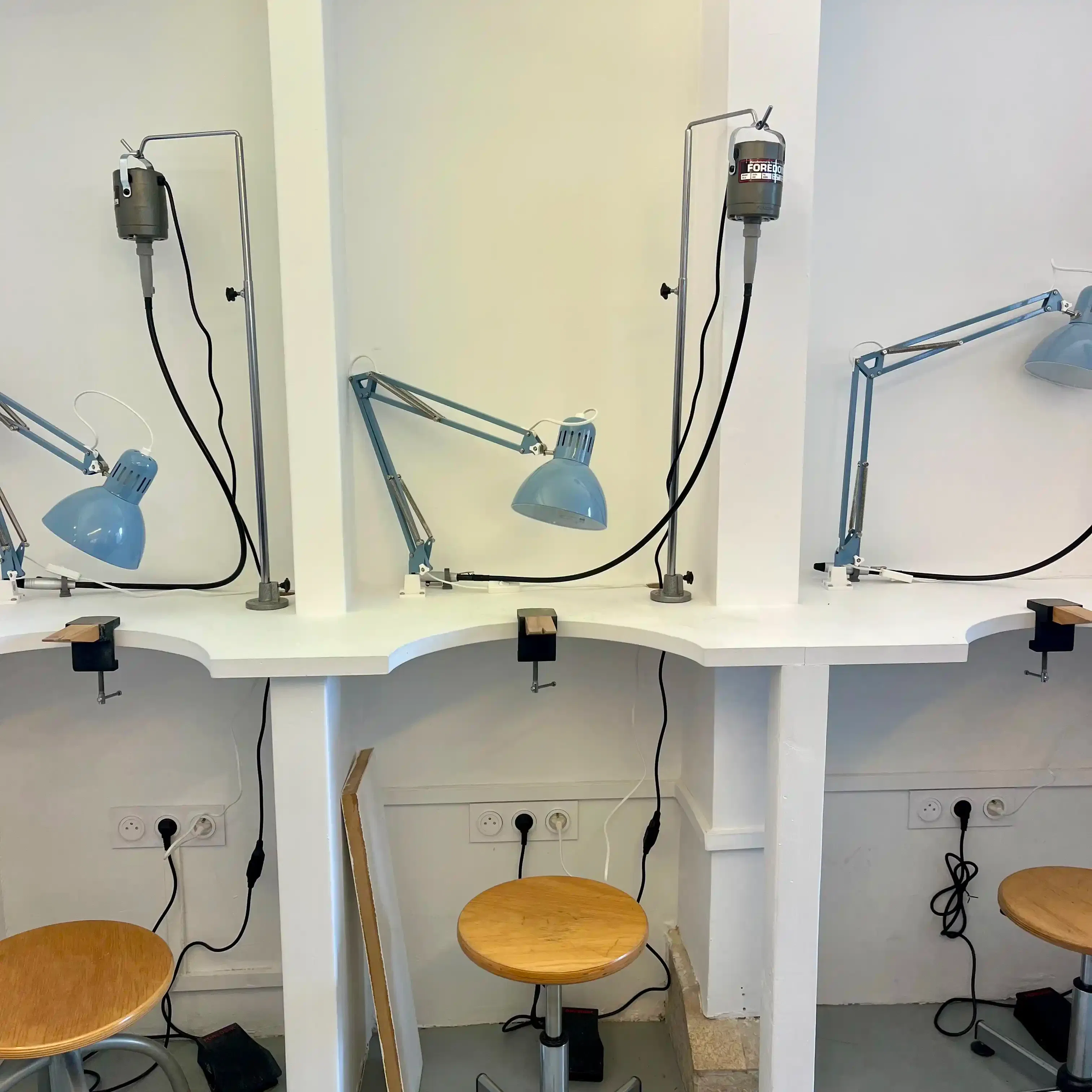 Venez à la découverte du métier de bijoutier.
Le temps d’une séance apprenez les techniques basiques de la bijouterie et fabriquez votre propre bijou selon les modèles proposés.
Un professionnel vous guidera pour que vous réalisez toutes les étapes de fabrication vous même.
Vous serez fiers de l’avoir fait vous même.