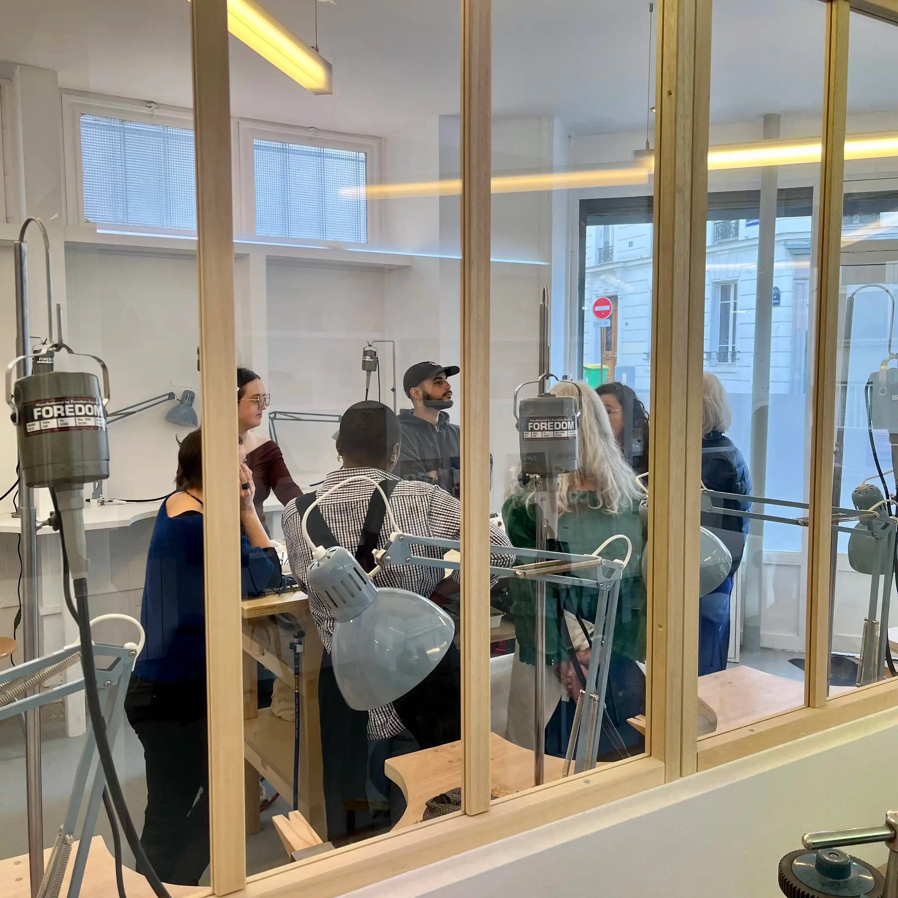 Venez à la découverte du métier de bijoutier.
Le temps d’une séance apprenez les techniques basiques de la bijouterie et fabriquez votre propre bijou selon les modèles proposés.
Un professionnel vous guidera pour que vous réalisez toutes les étapes de fabrication vous même.
Vous serez fiers de l’avoir fait vous même.