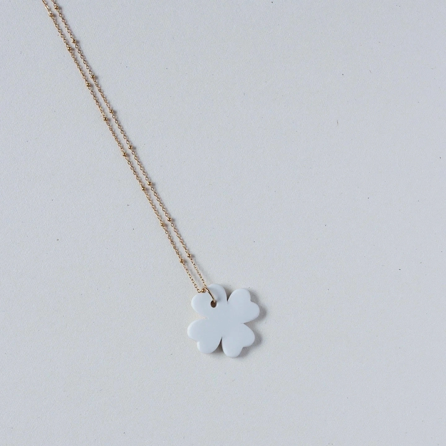 Portez le Bonheur à votre cou !
Grâce à cette petite amulette de la Collection Suspendue.
Trèfle en porcelaine émaillée côté face et biscuit côté pile.
Montée sur chaîne fantaisie en acier inoxydable.
Mesure Trèfle : 3 × 3 cm / Longueur Chaîne : 42 cm