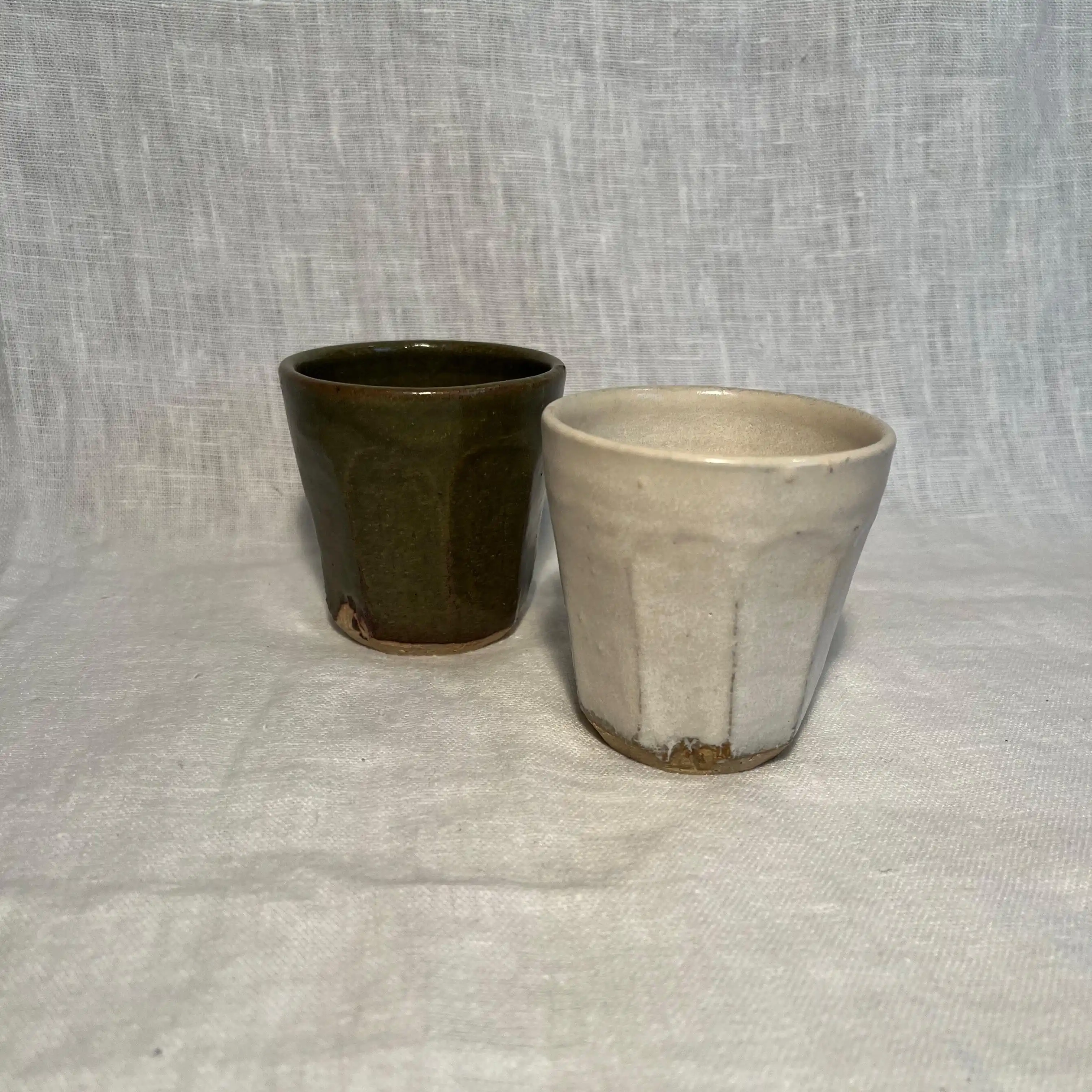 Timbale de grès à cannelures. Engobe et émail. Hauteur 8 cm