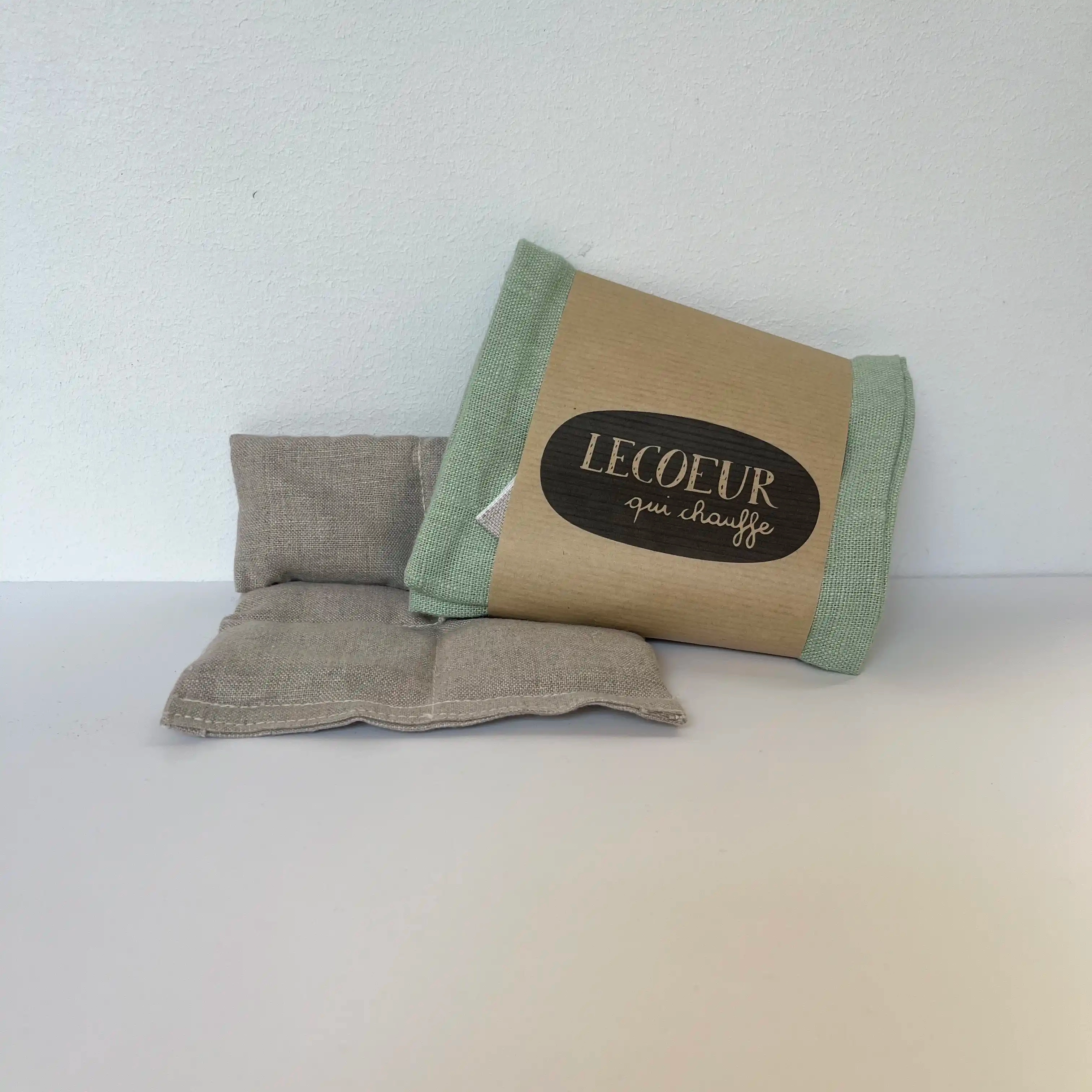 Petite bouillotte /compresse avec sa housse, le tout en lin. Remplie de graines de lin pour soulager les ventres
