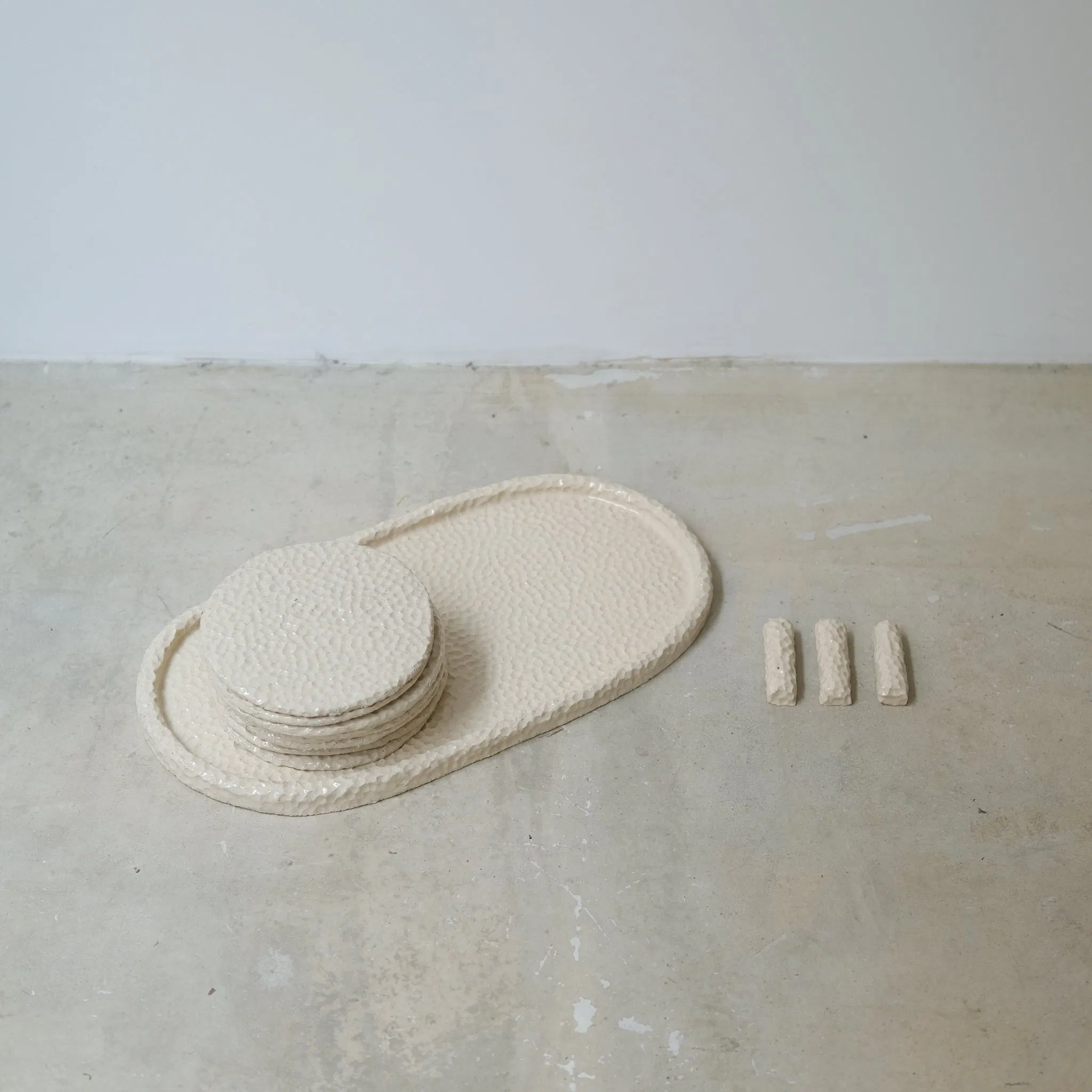 Porte couteau en grès blanc martelé L 7cm - beige