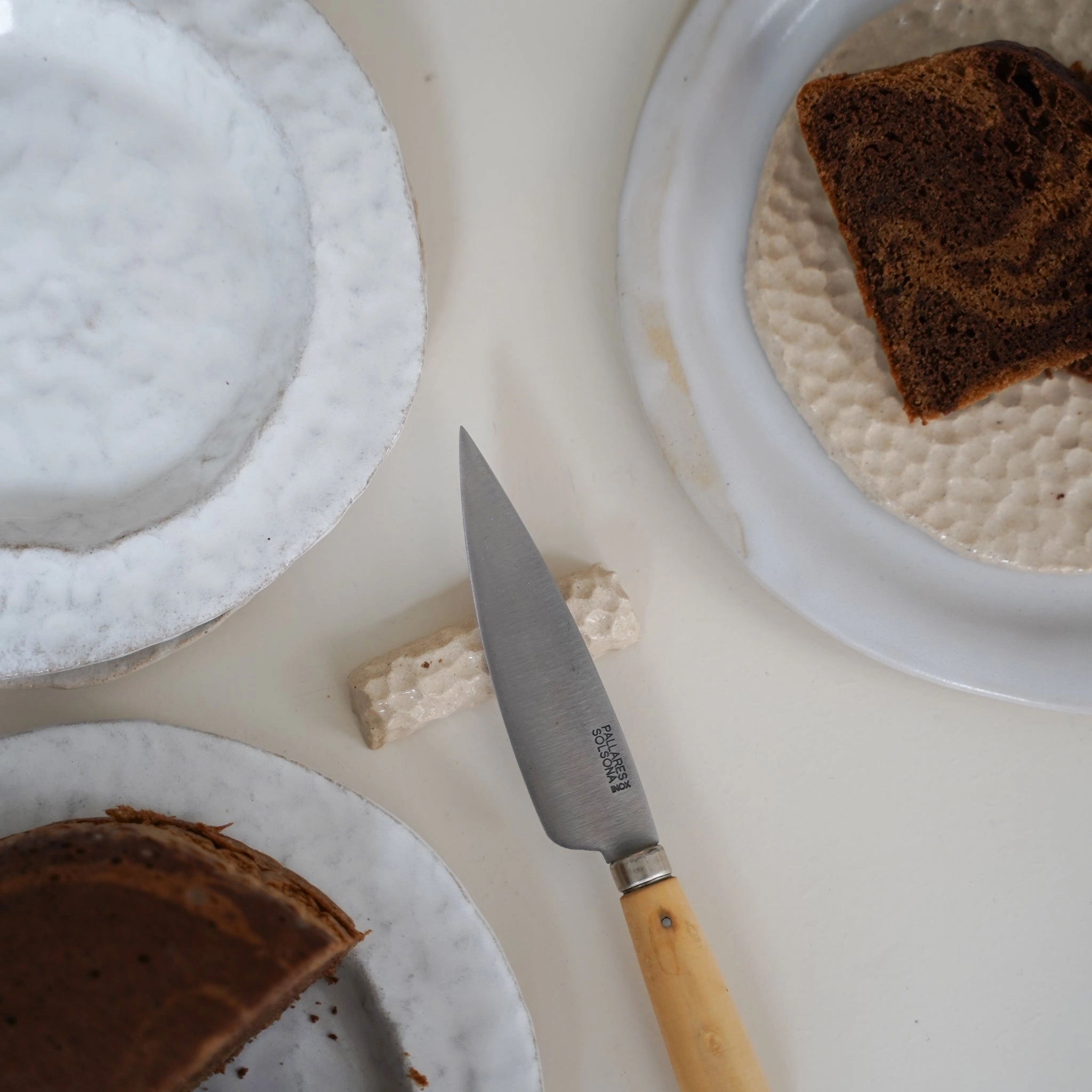 Porte couteau en grès blanc martelé L 7cm - beige