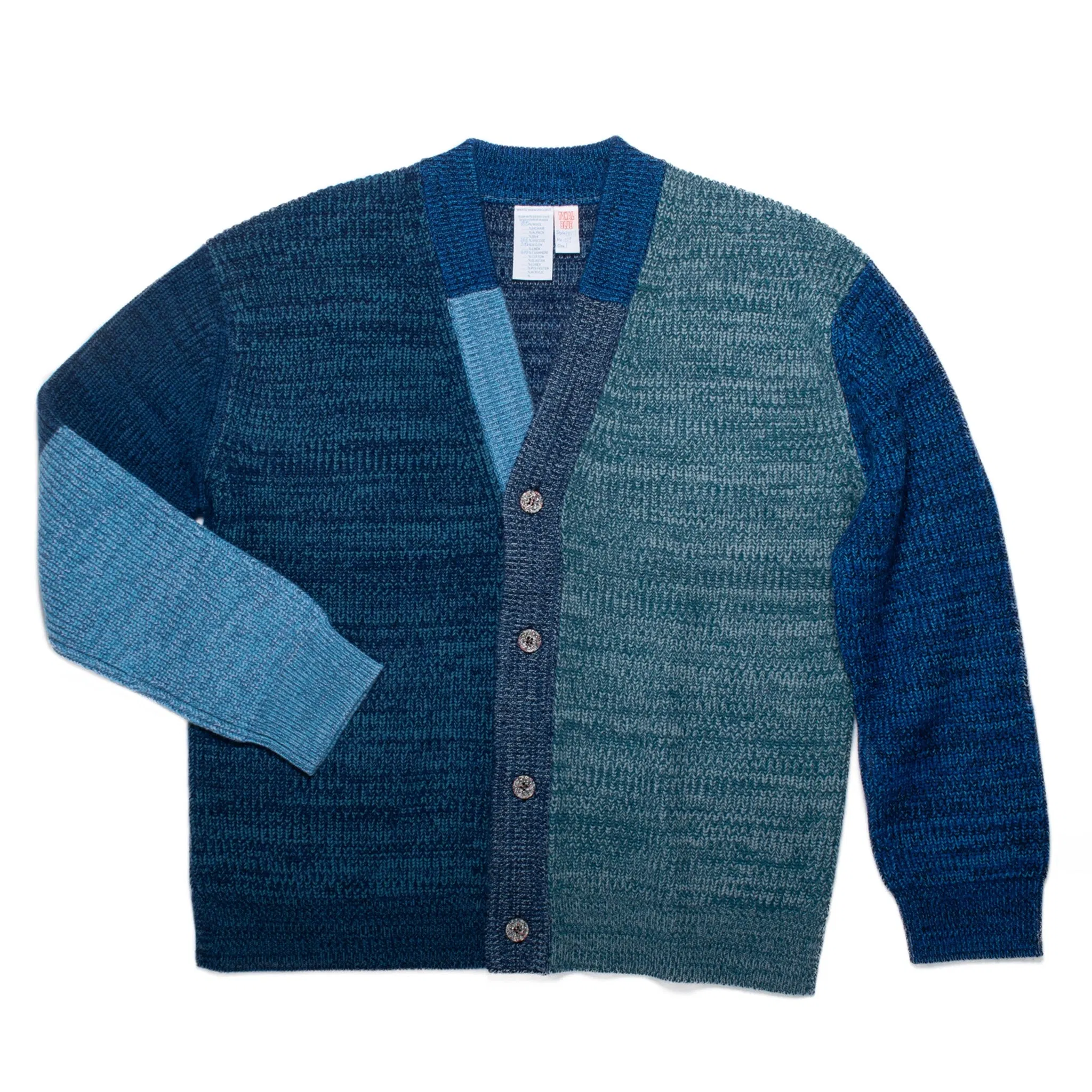 Cardigan tricoté taille L. PATTI est un cardigan à col en V avec une large patte de boutonnage façon patchwork.
Sa coupe droite et décontractée présente des épaules tombantes et des fentes sur les coutures latérales. Les boutons sont fabriqués à partir de plastique recyclé.
Le modèle est défini, mais les couleurs et le fil sont choisis par la roue de la fortune WYP, ce qui rend chaque pièce véritablement unique au monde.