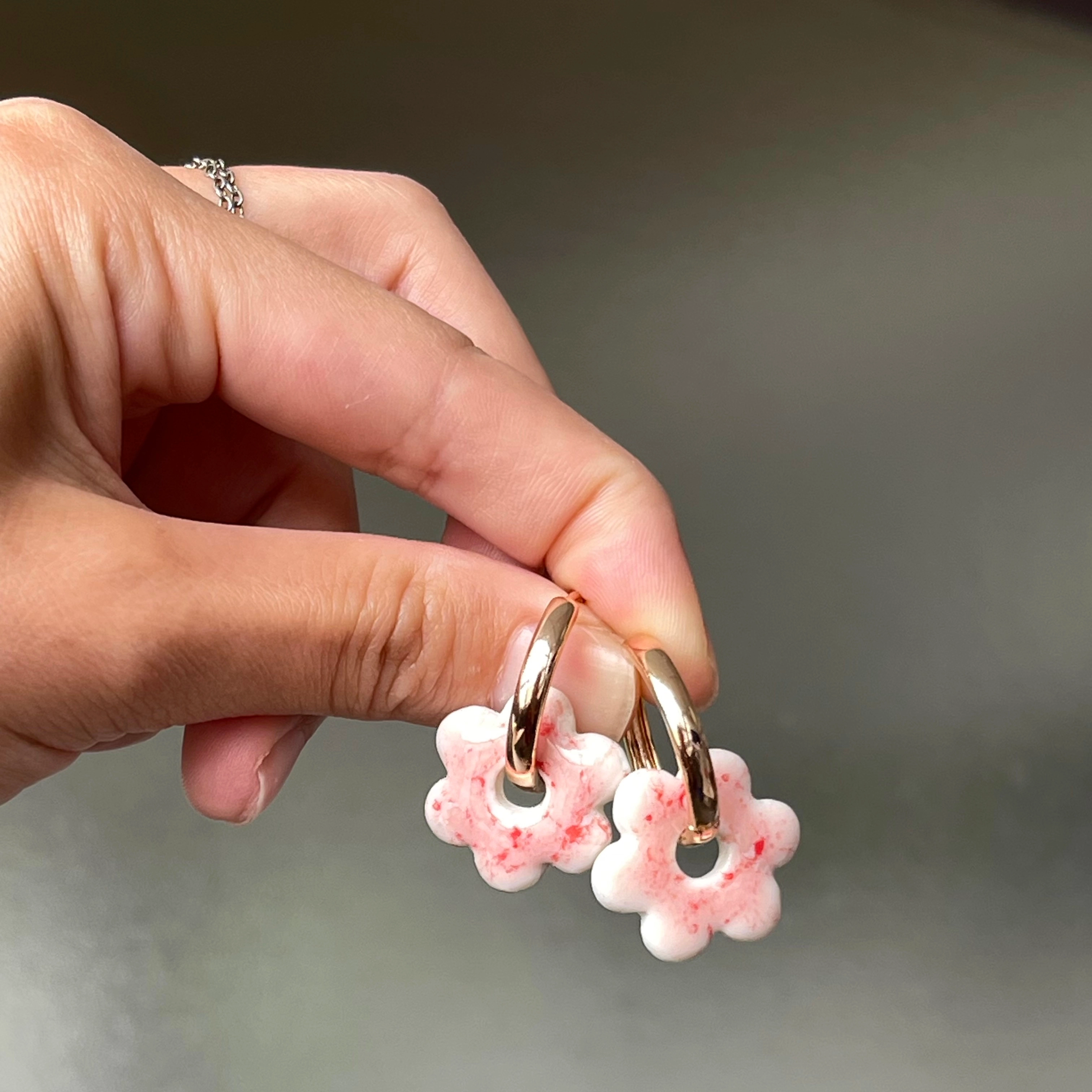 Boucles d’oreilles mini fleurs Sakura. Composées d’un charm en porcelaine fait à la main, et d’une créole. Elles sont toutes interchangeables, afin de varier les porcelaines sans racheter une boucle à chaque fois.