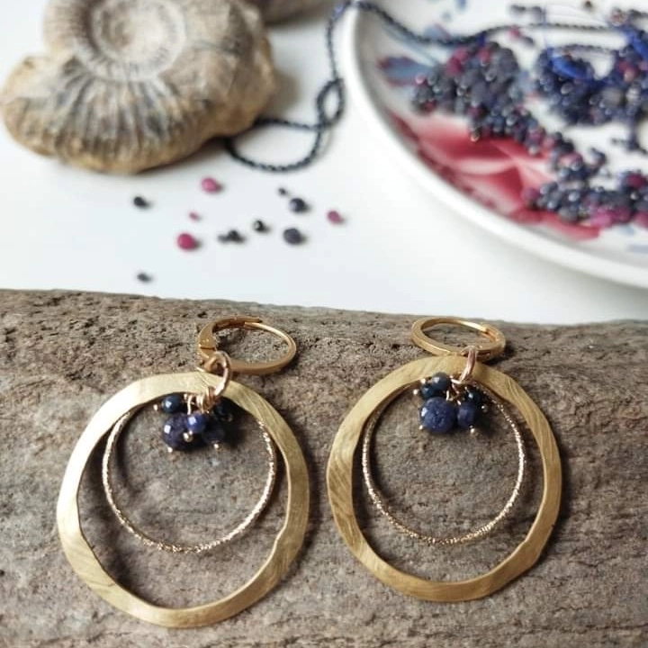 Boucles d'oreilles en laiton doré à l'or fin mat et saphirs