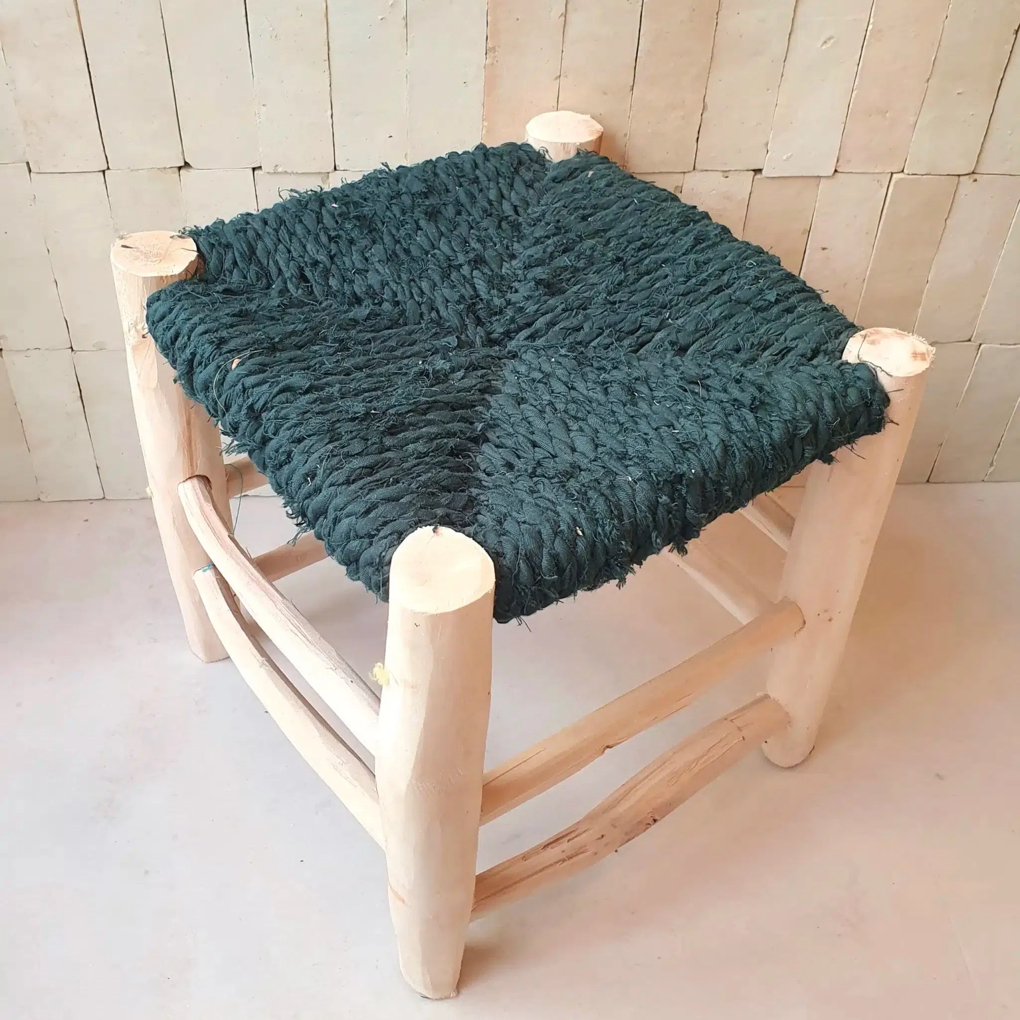 Tabouret Berbère Marocain Boucherouite traditionnel en tissu et bois de citronnier ou bois de laurier. Réalisé à la main en petites quantités. Création exclusive Les Possibles
Parfaits pour l’assise, ils sont aussi utilisés en décoration comme bouts de canapé, tables de chevets, porte-plantes, etc… Ajoutez une touche bohème et colorée à votre intérieur, que ce soit dans une chambre d’enfant, un salon, une salle de bain… Cet artisanat Marocain se marie parfaitement avec tout type de déco d’intérieur: scandinave, vintage, épuré…
L’assise est réalisée grâce à des chutes de tissus colorées, issus de vêtements ou draps recyclés. Chaque pièce est unique!
Dimensions : H 32cm x L 32cm x P 32cm