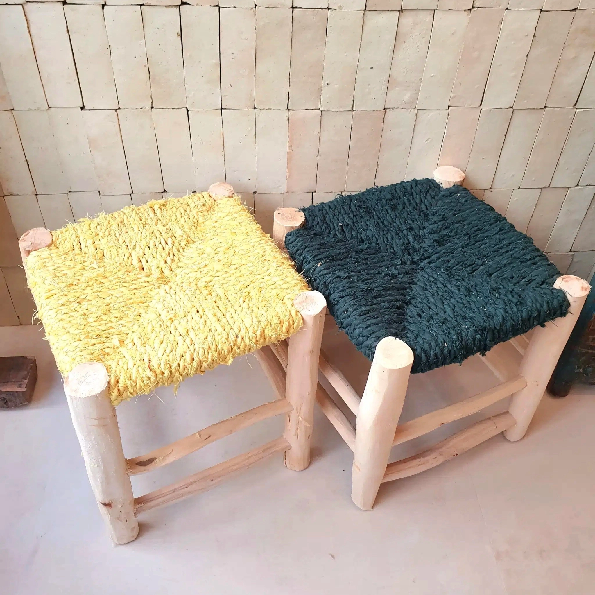 Tabouret Berbère Marocain Boucherouite traditionnel en tissu et bois de citronnier ou bois de laurier. Réalisé à la main en petites quantités. Création exclusive Les Possibles
Parfaits pour l’assise, ils sont aussi utilisés en décoration comme bouts de canapé, tables de chevets, porte-plantes, etc… Ajoutez une touche bohème et colorée à votre intérieur, que ce soit dans une chambre d’enfant, un salon, une salle de bain… Cet artisanat Marocain se marie parfaitement avec tout type de déco d’intérieur: scandinave, vintage, épuré…
L’assise est réalisée grâce à des chutes de tissus colorées, issus de vêtements ou draps recyclés. Chaque pièce est unique!
Dimensions : H 32cm x L 32cm x P 32cm