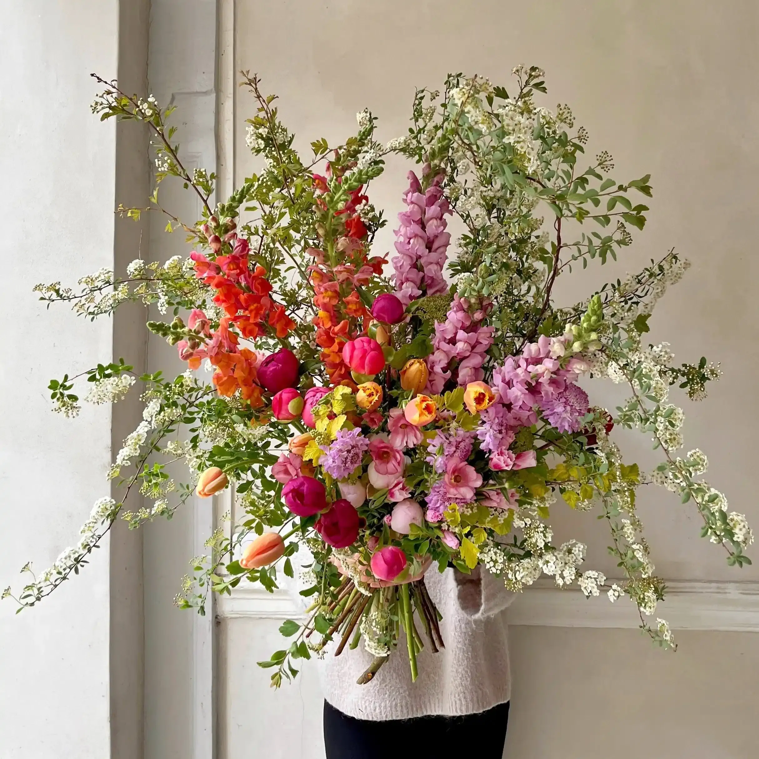 Pour le moment, Désirée livre exclusivement Paris intra-muros et la banlieue limitrophe. Un bouquet de fleurs écoresponsable Le bouquet frais surprise du jour, confectionné selon l'inspiration du moment par votre fleuriste Désirée, dans notre atelier situé dans le 11ème arrondissement de Paris. Ce bouquet est éco-responsable : il contient 100% de fleurs de saison, issues d'exploitations visitées et sélectionnées pour leur approche raisonnable. Entre avril et octobre, ce bouquet est composé à 100% de fleurs produites en Ile-de-France. En hiver, les fleurs sont à 90 % françaises et à 10% produites dans la région de San Remo à la frontière italienne. Une livraison sur mesure Vous avez une demande spécifique ? Dites-nous tout dans le champ "commentaires" de la page panier ! Tous vos petits mots sont écrits à la main par de vrais humains, et nous mettons un point d'honneur à réaliser le bouquet de vos rêves en fonction des occasions ! Une livraison aux petits oignons, ça ne s'improvise pas : chez Désirée, les destinataires sont systématiquement contactés (mais sans dire qu'ils vont recevoir un bouquet ni bien sûr de qui ça vient) pour nous assurer de leur présence et éviter les échecs de livraison. Une envie d'en savoir plus sur notre démarche ? Découvrez les engagements de Désirée, fleuriste écoresponsable !