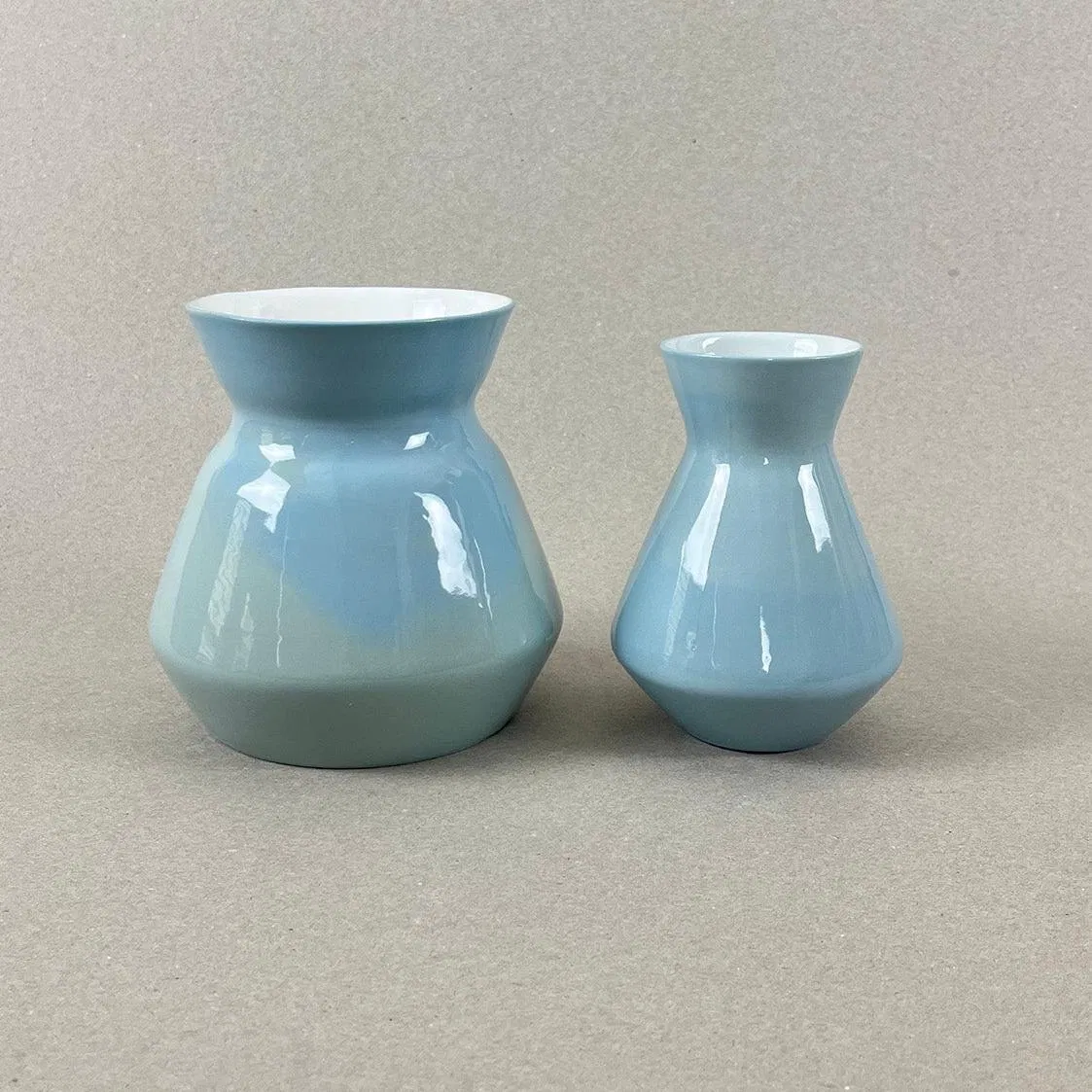 Porcelaine teintée dans la masse. Pièces à colorations variables. Vert de gris Dim. : diam 12,7 cm, h : 13 cm Un vase doux et rond pour un bouquet de gypsophiles qui invoquera certainement le printemps. Ce contenant de 750 ml peut également servir de carafe de table. Et n'oubliez pas d'aller écouter le motif musical associé à cette collection.