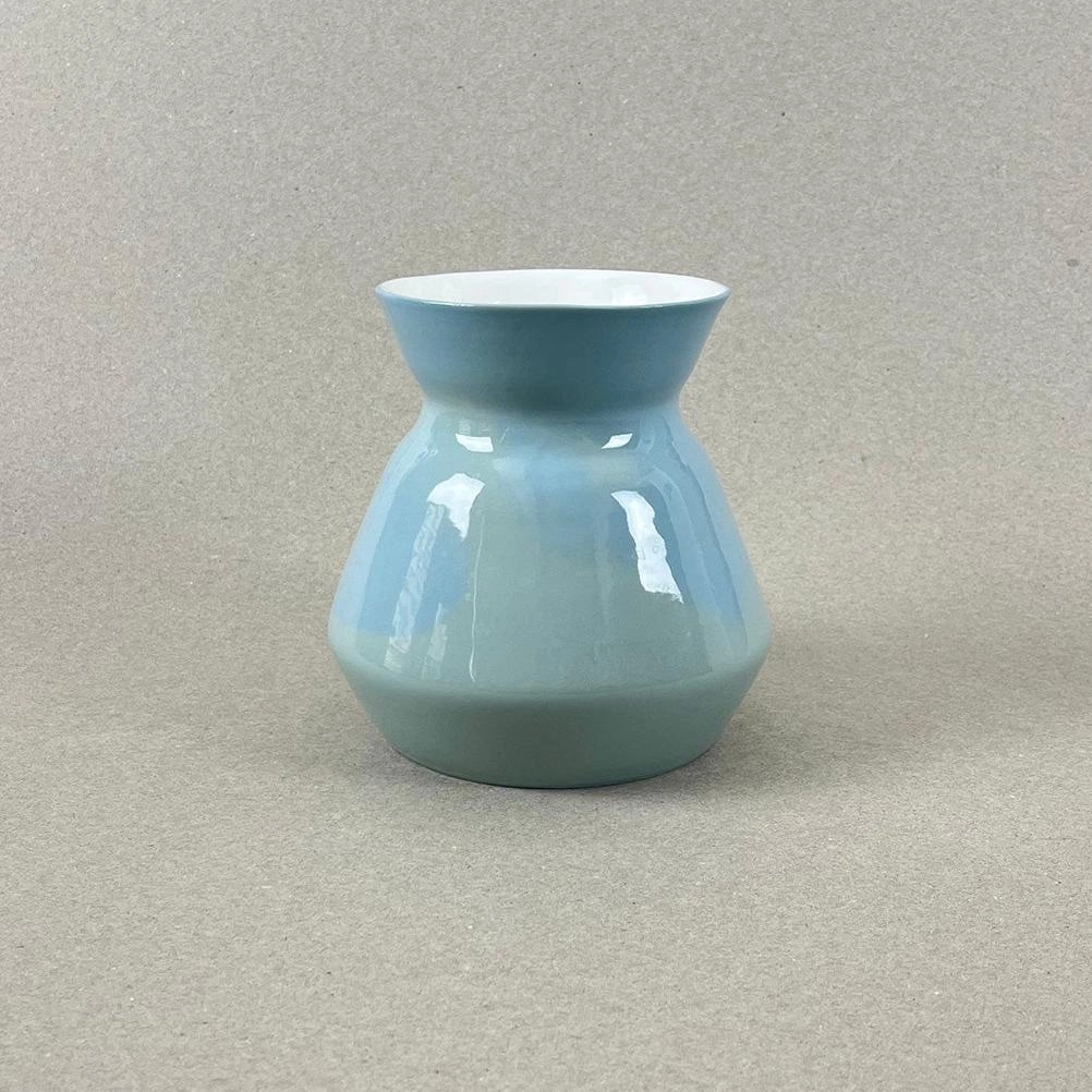 Porcelaine teintée dans la masse. Pièces à colorations variables. Vert de gris Dim. : diam 12,7 cm, h : 13 cm Un vase doux et rond pour un bouquet de gypsophiles qui invoquera certainement le printemps. Ce contenant de 750 ml peut également servir de carafe de table. Et n'oubliez pas d'aller écouter le motif musical associé à cette collection.