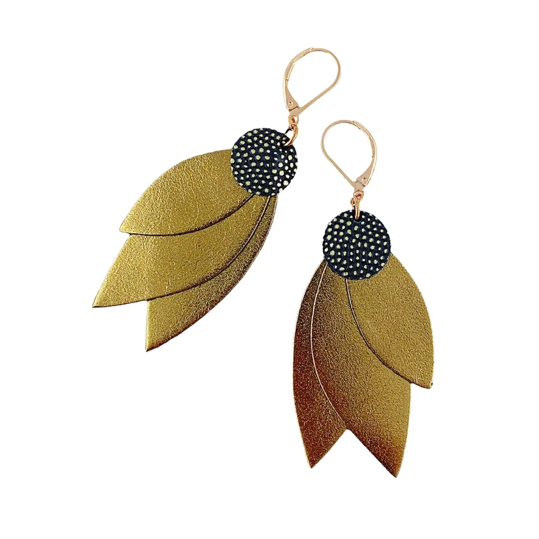 Boucles d'oreilles longues CELESTE Olive, avec son trio de cuir upcyclé bronze, parfaites pour briller en soirée. Idéales pour apporter une touche chic à votre tenue.
Un bijou canon pour les fêtes de fin d'année avec cette couleur lumineuse !
Dimensions : hauteur 7,5 cm
