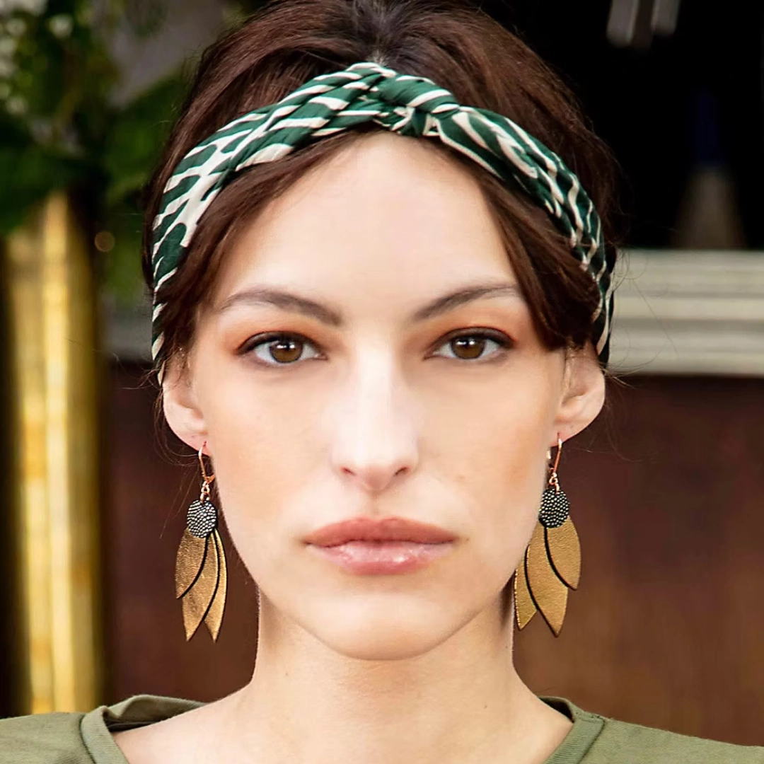 Boucles d'oreilles longues CELESTE Olive, avec son trio de cuir upcyclé bronze, parfaites pour briller en soirée. Idéales pour apporter une touche chic à votre tenue.
Un bijou canon pour les fêtes de fin d'année avec cette couleur lumineuse !
Dimensions : hauteur 7,5 cm