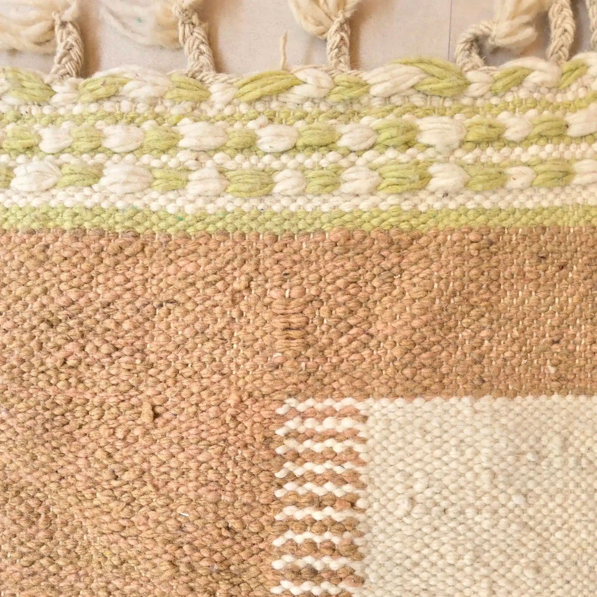 Tapis Berbère Kilim graphique, au motif colorblock, en pure laine vierge de mouton. Création exclusive pour Les Possibles Shop.
Tissé à la main dans le Moyen Atlas au Maroc, ce tapis kilim est réalisé avec une laine d’excellente qualité. Les tisserandes les tissent à ras, elles se transmettent le savoir faire qui permet sa confection de génération en génération. Sa laine est très dense et soyeuse, le tapis est donc lourd, il vous offrira beaucoup de confort et une très bonne tenue au sol
C’est un tapis entièrement réalisé à la main et d’une grande qualité, épais, une pièce unique
Une véritable merveille qui habillera à lui seul votre intérieur! Il saura s’intégrer à tout style de décoration grâce à ses tons chauds, bohème scandinave, minimaliste…et vieillira merveilleusement bien au fil des années grâce à la qualité supérieure de la laine qui le compose.
Il mesure 160 x 95 cm