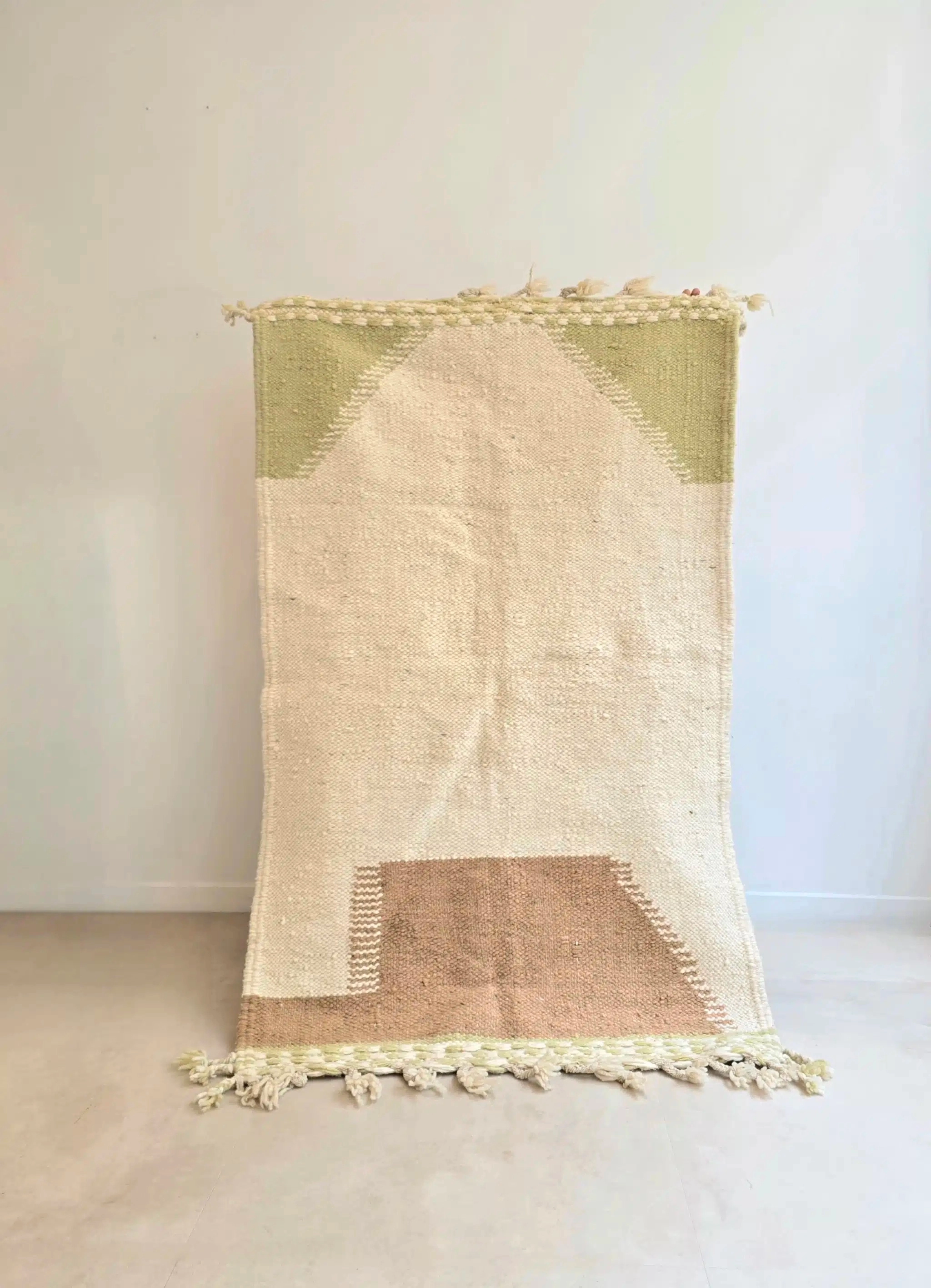 Tapis Berbère Kilim graphique, au motif colorblock, en pure laine vierge de mouton. Création exclusive pour Les Possibles Shop.
Tissé à la main dans le Moyen Atlas au Maroc, ce tapis kilim est réalisé avec une laine d’excellente qualité. Les tisserandes les tissent à ras, elles se transmettent le savoir faire qui permet sa confection de génération en génération. Sa laine est très dense et soyeuse, le tapis est donc lourd, il vous offrira beaucoup de confort et une très bonne tenue au sol
C’est un tapis entièrement réalisé à la main et d’une grande qualité, épais, une pièce unique
Une véritable merveille qui habillera à lui seul votre intérieur! Il saura s’intégrer à tout style de décoration grâce à ses tons chauds, bohème scandinave, minimaliste…et vieillira merveilleusement bien au fil des années grâce à la qualité supérieure de la laine qui le compose.
Il mesure 160 x 95 cm