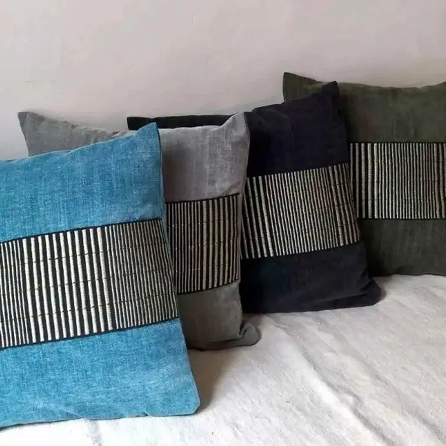 Coussin Comoé – velours noir charbon touareg