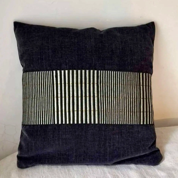 Coussin Comoé – velours noir charbon touareg
