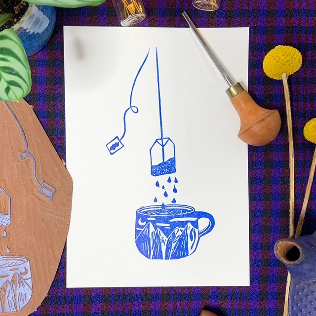 Boire un thé, un jour de pluie.
-Format A5
-Numérotée sur 10 (édition Inktober). Je me réserve le droit de faire d’autres éditions ensuite sur format et papier différent.
-Papier extraweiss sans acide 170 gr/m2
-Impression avec une encre à l'huile aquawash bleu océan
-Signée manuellement sur l’avant
-Titrée et datée au dos
-Chaque estampe est unique, il peut y avoir des variations avec la photo : cela fait la beauté de la linogravure.
--
Le cadre n'est pas fourni