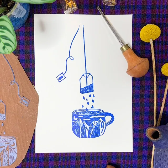 Boire un thé, un jour de pluie.
-Format A5
-Numérotée sur 10 (édition Inktober). Je me réserve le droit de faire d’autres éditions ensuite sur format et papier différent.
-Papier extraweiss sans acide 170 gr/m2
-Impression avec une encre à l'huile aquawash bleu océan
-Signée manuellement sur l’avant
-Titrée et datée au dos
-Chaque estampe est unique, il peut y avoir des variations avec la photo : cela fait la beauté de la linogravure.
--
Le cadre n'est pas fourni