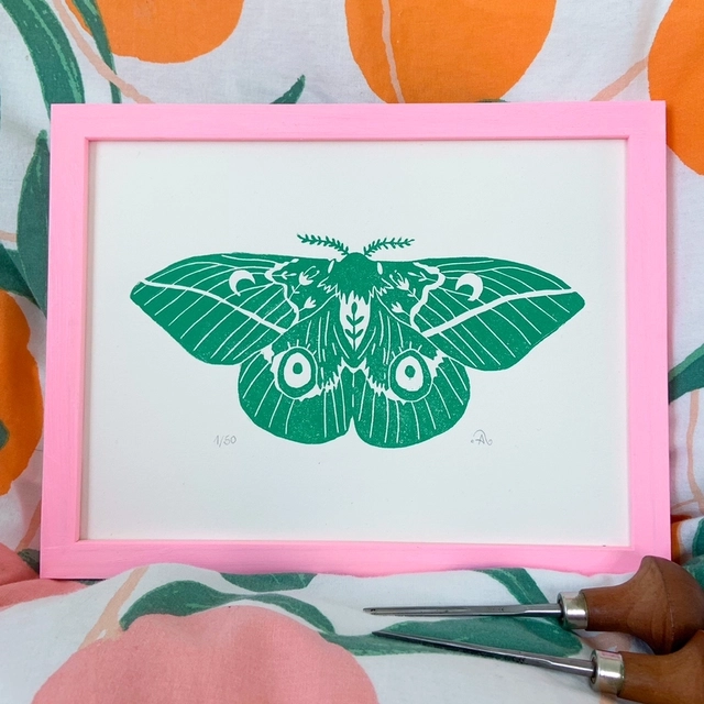 Ce papillon de nuit, avec son air de carnaval de Venise se décline en plusieurs coloris. Laissez-vous envoûter.
-Format 18x24 cm
-Papier Velin d’Arches 250gr
-Numéroté sur 50 (plusieurs coloris limités)
-Signée manuellement et numérotée sur l’avant
-Titrée et datée au dos
-Encre à base d’huile émulsionnée
--
Le cadre n'est pas fourni