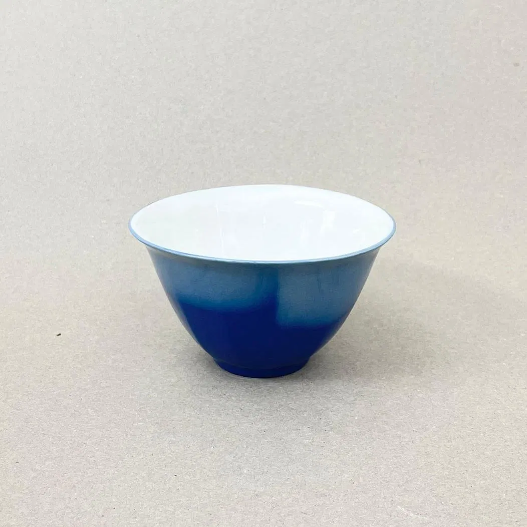 Porcelaine teintée dans la masse Pièces à colorations variables. h: 8cm, diam. 13,5 cm Contenance 450 Ml Se lever et débuter un moment qui ne devrait jamais se finir. Comme boire un café au lait en regardant le soleil se lever sur la montagne et en écoutant une douce musique pour accompagner cette contemplation. Ce petit bol aux couleurs de l'aube sur les massifs montagneux offre quelques minutes de repos avant d'entamer la journée. Nos objets sont obtenus par coulage, un à un, à la main. Ils présentent chacun des particularités qui attestent de leur aspect artisanal. Nous proposons des pièces à caractère unique, ou en petite série. C'est pourquoi le stock est limité.