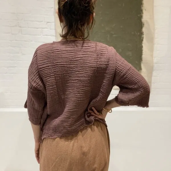 Top en gaze de coton, aux finitions brutes. Léger et doux, pour une tenue décontractée. Fabrication artisanale et teinture naturelle.
Matière : gaze de coton
Taille : taille unique
Couleurs:
Rose taupe
Brun
Noir
Ecru