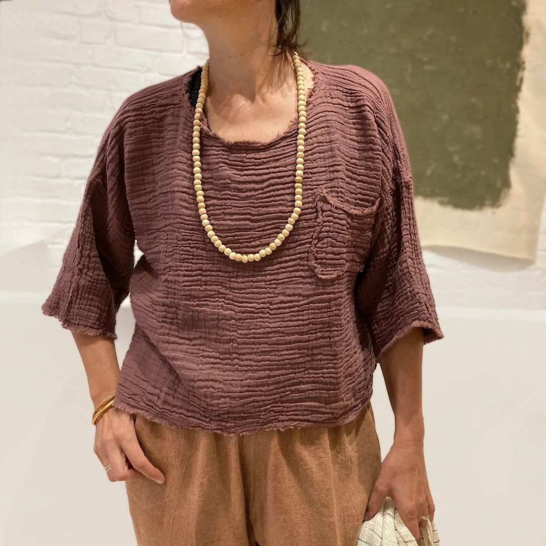 Top en gaze de coton, aux finitions brutes. Léger et doux, pour une tenue décontractée. Fabrication artisanale et teinture naturelle.
Matière : gaze de coton
Taille : taille unique
Couleurs:
Rose taupe
Brun
Noir
Ecru