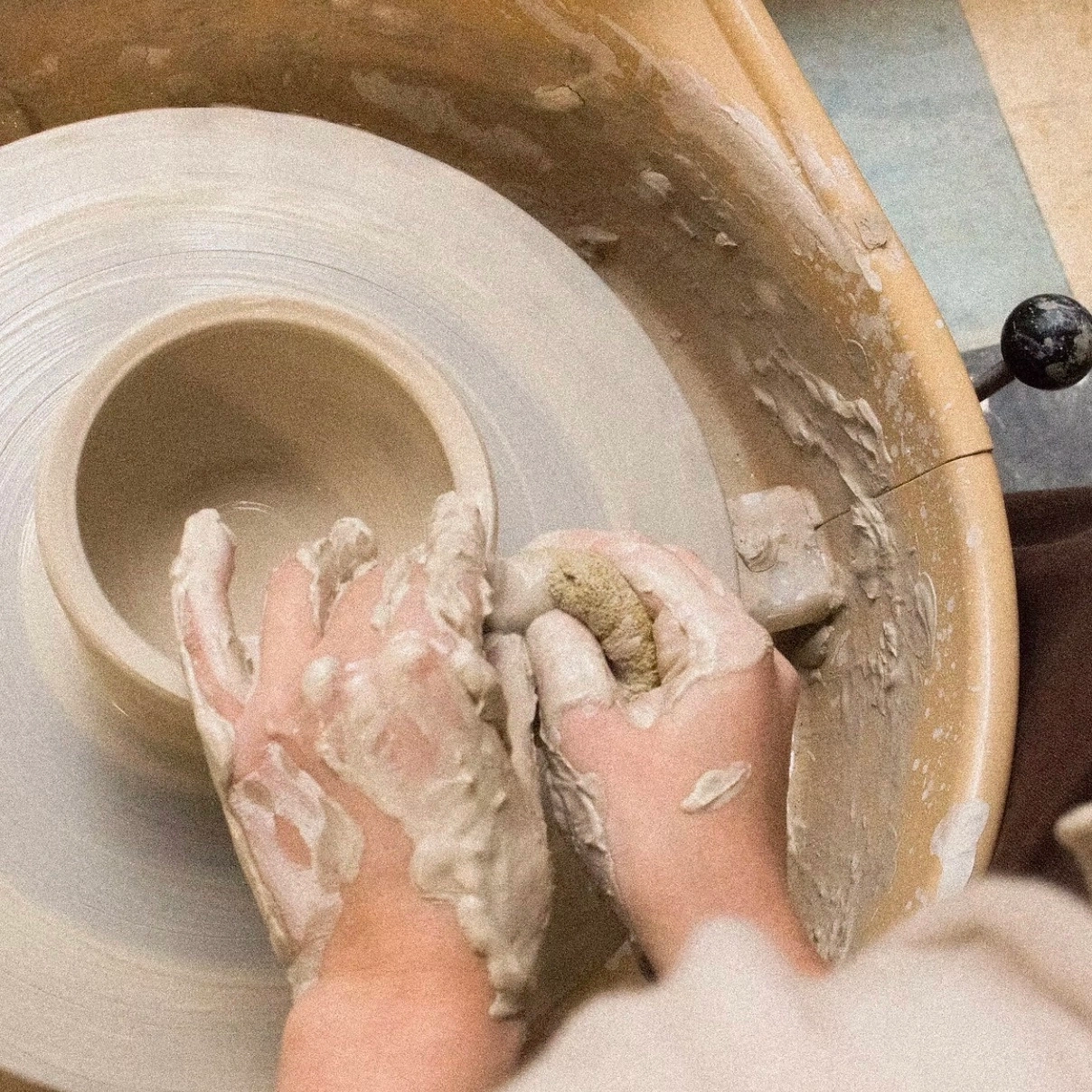 Tournage en petit groupe
Offrez-vous un espace-temps hors du quotidien, un moment pour ralentir, apprendre et créer de vos mains, dans un atelier lumineux et intime, niché au cœur de Ménilmontant.
Je vous propose un cours de poterie à Paris sur 10 semaines, pensé comme un véritable accompagnement en profondeur : rigoureux mais bienveillant, exigeant mais doux.
Ici, vous n'êtes pas un·e élève parmi d'autres : vous êtes guidé·e, soutenu·e, encouragé·e à trouver votre propre geste.
Ce trimestre est centré sur l’apprentissage du tournage : centrage, montée des parois, façonnage de bols, tasses, pièces fermées, assiettes; tournassage, finitions, séchage, compréhension de la matière et des étapes techniques; émaillage et suivi des cuissons.
Mais parce que je crois à la liberté dans la pratique, je vous propose aussi, en parallèle, l’accès libre à un espace dédié au modelage, avec la possibilité d’explorer les trois techniques de base : colombin, plaque et pincé. Une belle manière de compléter votre apprentissage ou de vous ressourcer dans un geste plus intuitif.