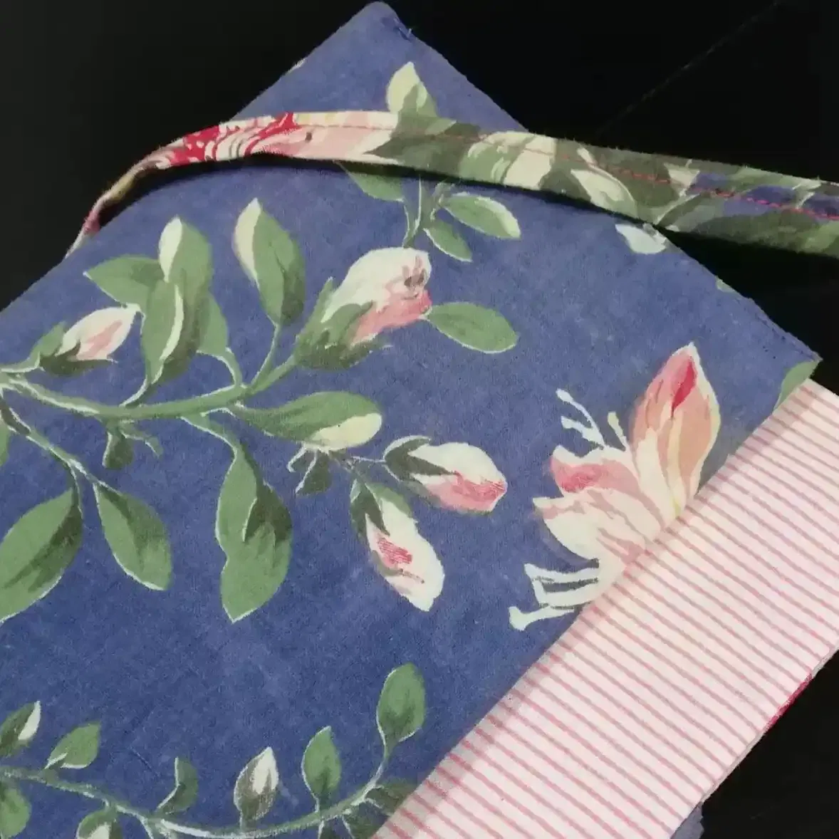 Apprenez à utiliser la machine à coudre : en réalisant une pochette doublée, vous apprendrez les bases de la couture. A l’issue de cet atelier, vous serez prêt(e) pour vous lancer dans vos premières créations. Le matériel est fourni et les machines sont à votre disposition.
De 10h à 12h30.
Cinq participants.
Tissus et mercerie fournis.