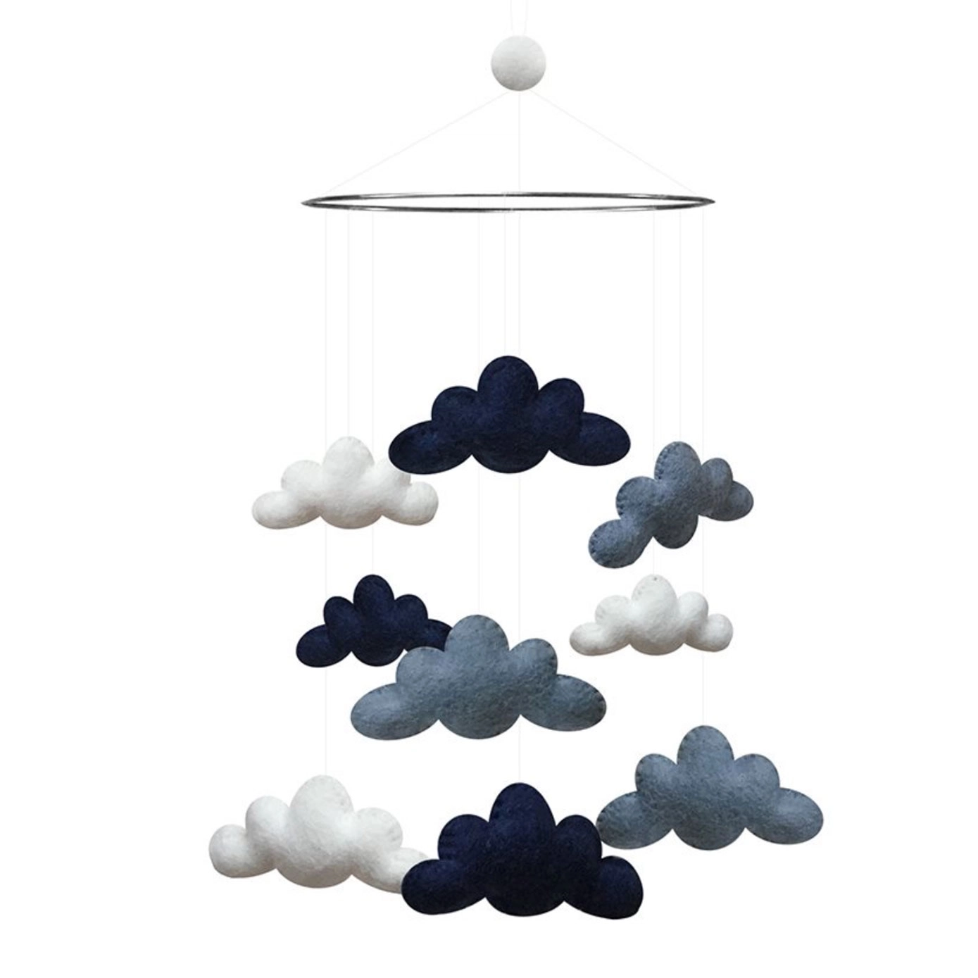 Un mobile composé d’un anneau d’argent et de petits nuages blancs et bleus en feutre. À suspendre dans une chambre d’enfant ou ailleurs dans la maison