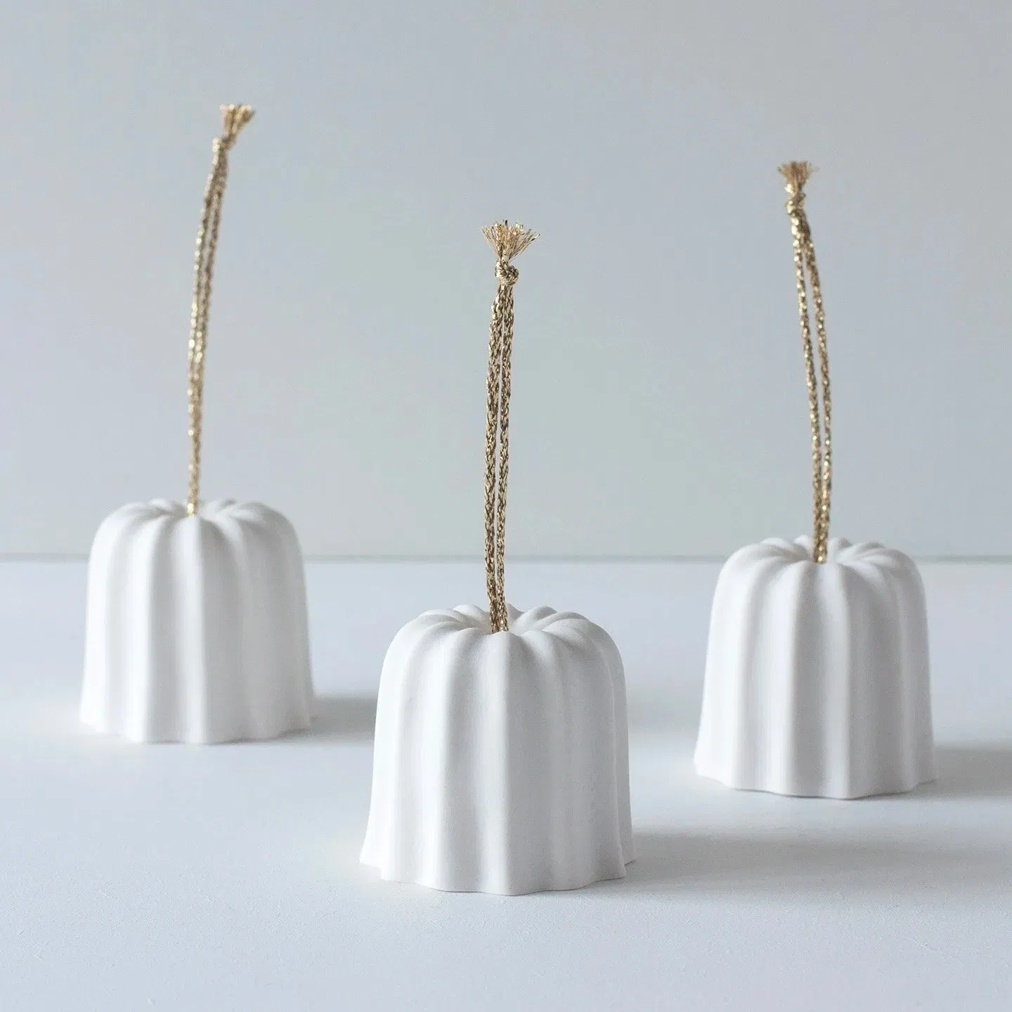 Clochette en biscuit de porcelaine blanche ou finition émaillée, à suspendre au grès du vent ou à agiter sans discontinuer !
Hauteur : 4,5 cm / Diamètre : 5 cm. Cordon doré : Hauteur 8 cm