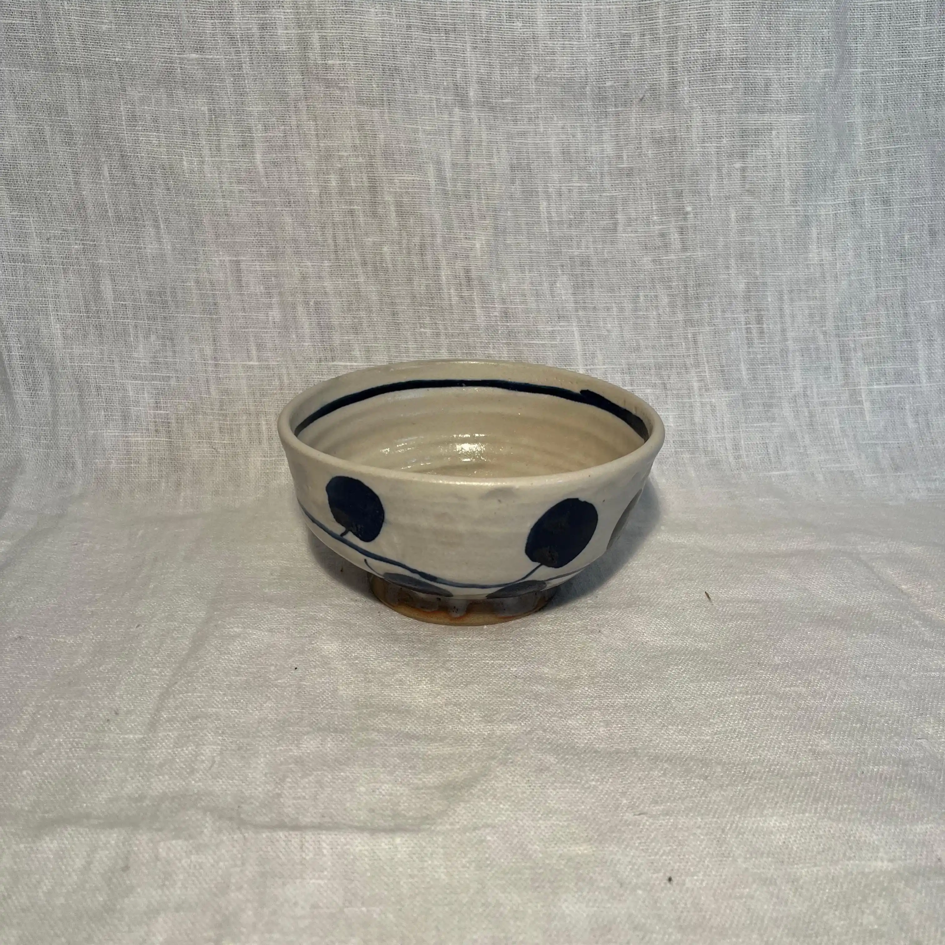 Bol de grès. Engobe et jus d’oxyde bleu. Hauteur 9 cm