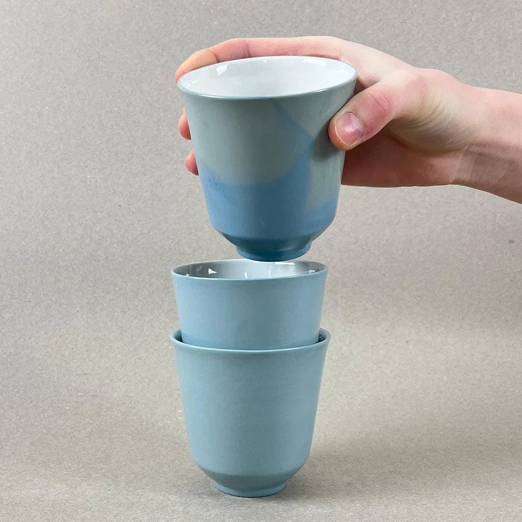 Porcelaine teintée dans la masse Pièces à colorations variables : Vert de gris h: 9 cm, diam. 8 cm Le printemps arrive, les premiers rayons de soleil nous donnent envie de rire, de sortir et de se laisser aller à de douces rêveries. Le citron et la menthe accompagnent nos dimanches après-midi embrumés, une boisson partagée devient soudain une potion de guérison, un philtre d'amour. Autant de breuvages qui sont là pour nous rappeler que nous sommes en vie, et que c'est ça qui compte. Nos objets sont obtenus par coulage, un à un, à la main. Ils présentent chacun des particularités qui attestent de leur aspect artisanal. Nous proposons des pièces à caractère unique, ou en petite série. C'est pourquoi le stock est limité.